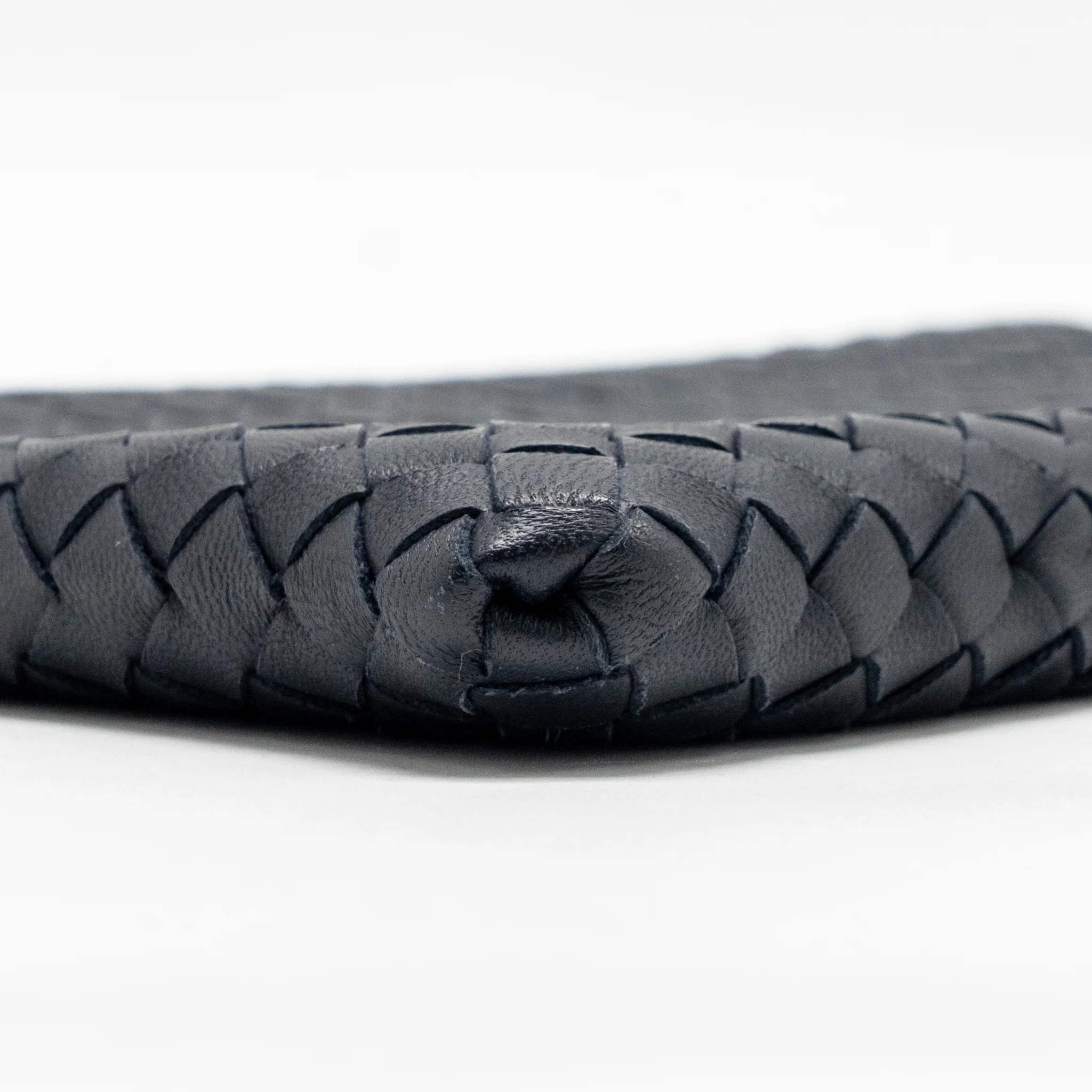 Bottega veneta intrecciato clutch leather navy with black hardware - Image 7