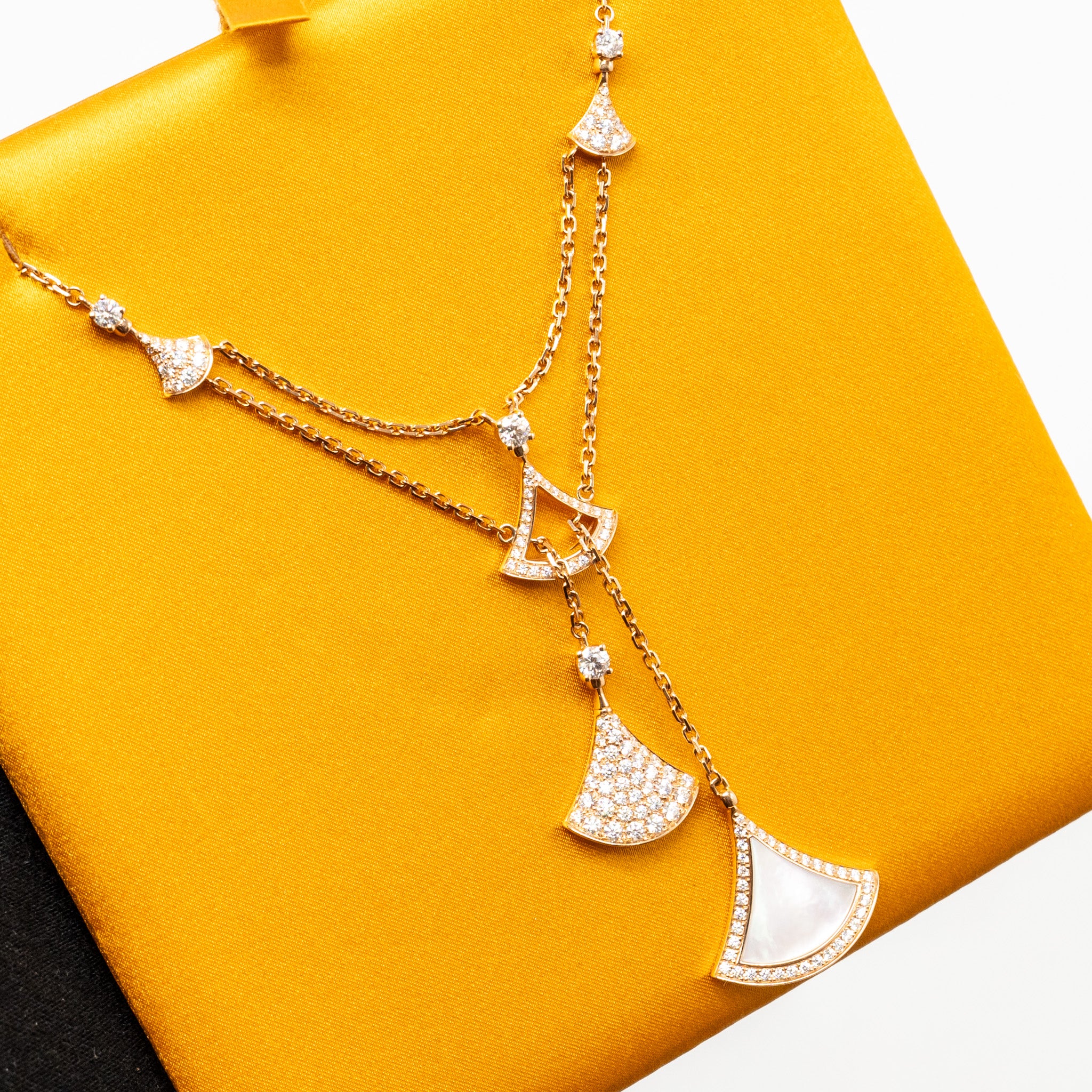Bvlgari diva’s dream necklace 18k rose gold/ mother of pearl with diamonds - Image 4