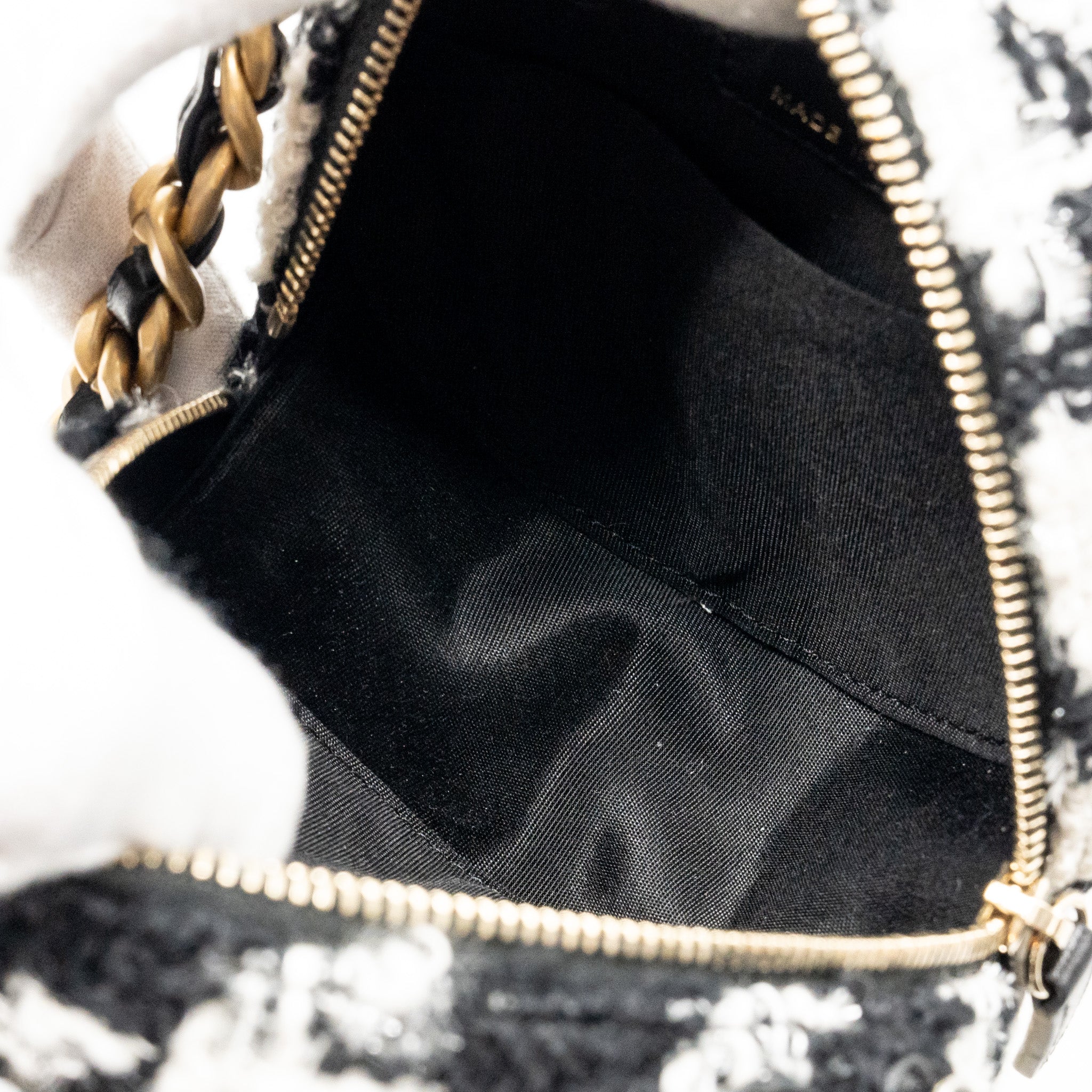 Chanel 19 round clutch  with chain with coin purse tweed / lambskin black/ white GHW - Image 13
