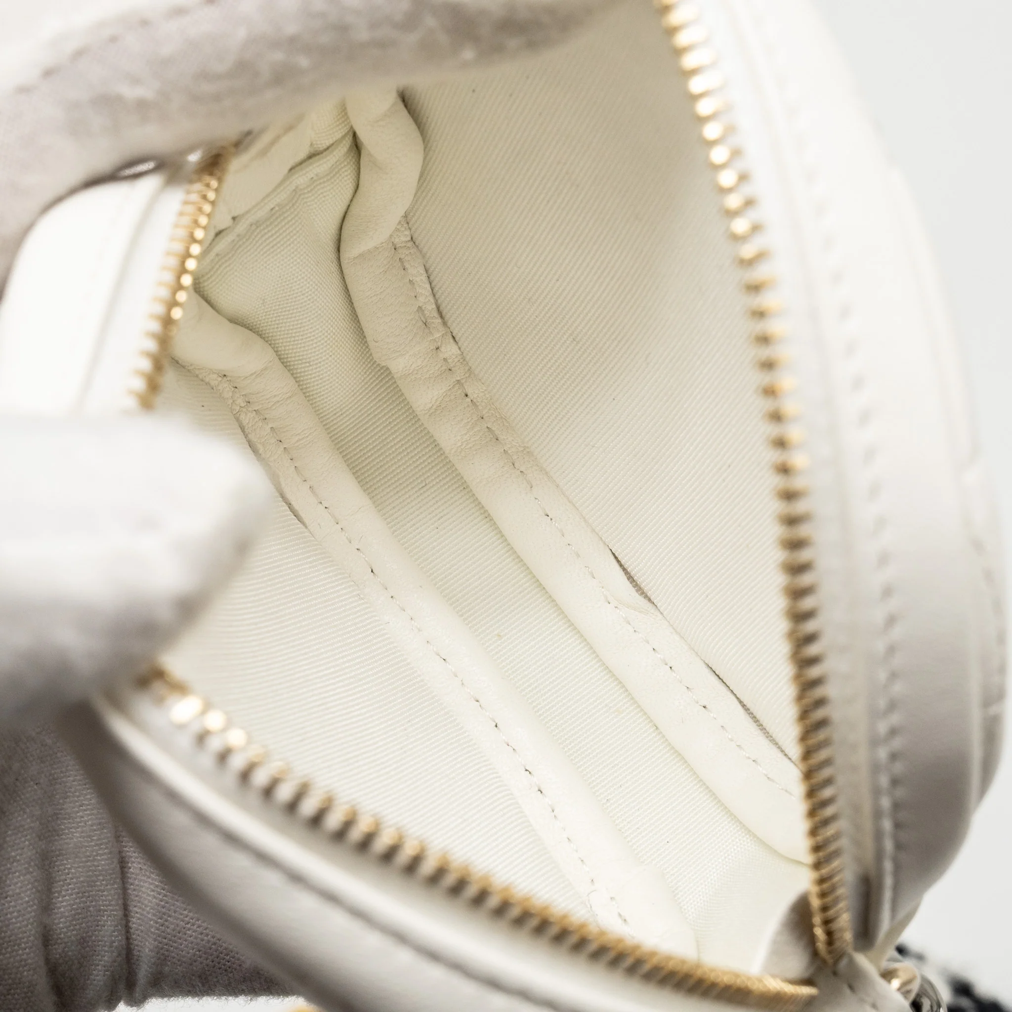 Chanel 19 round clutch  with chain with coin purse tweed / lambskin black/ white GHW - Image 16