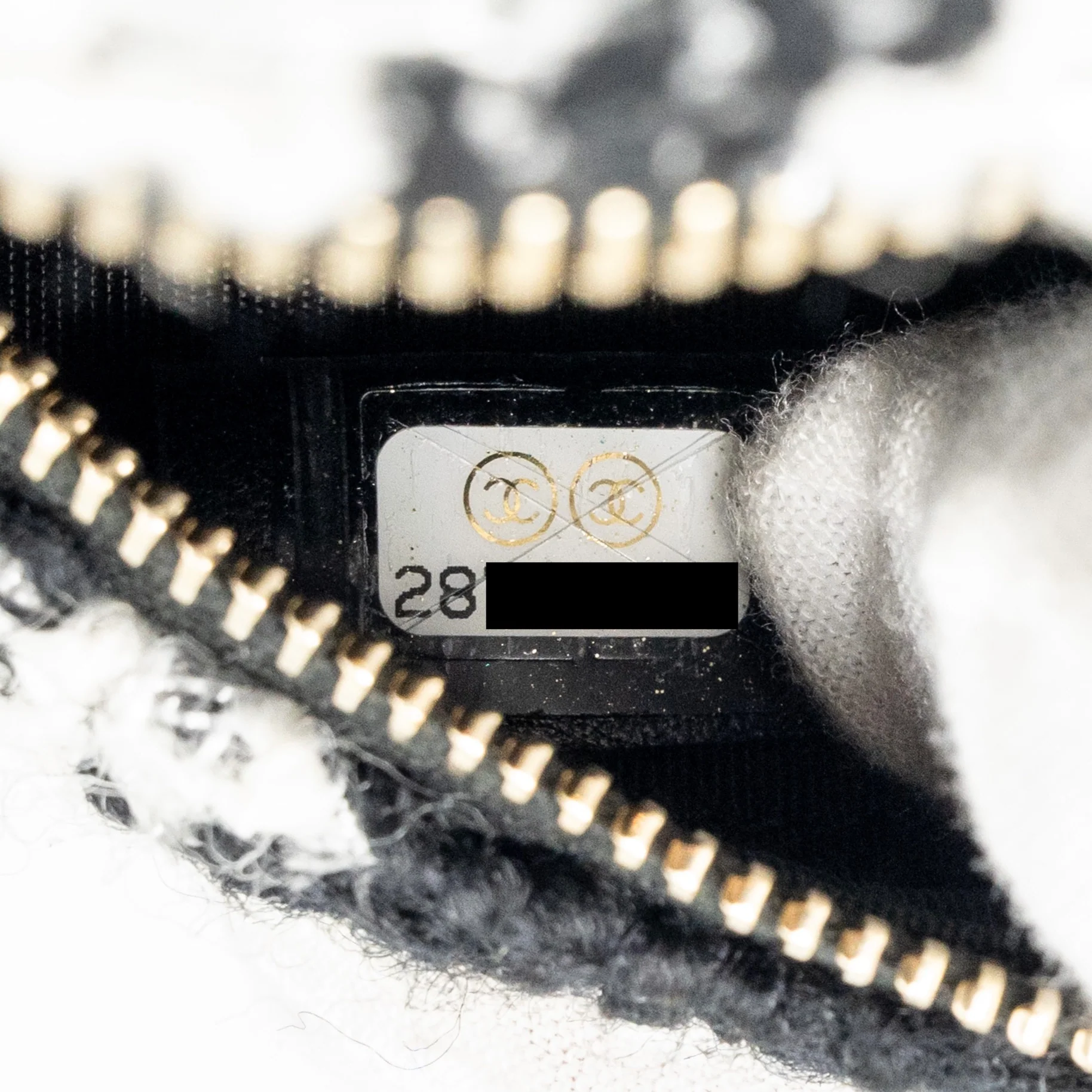 Chanel 19 round clutch  with chain with coin purse tweed / lambskin black/ white GHW - Image 17