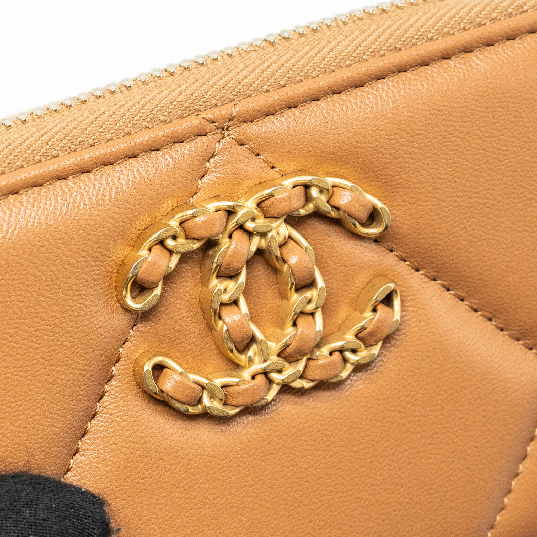 Chanel 19 zip card holder Lambskin beige GHW (microchip) - Image 6