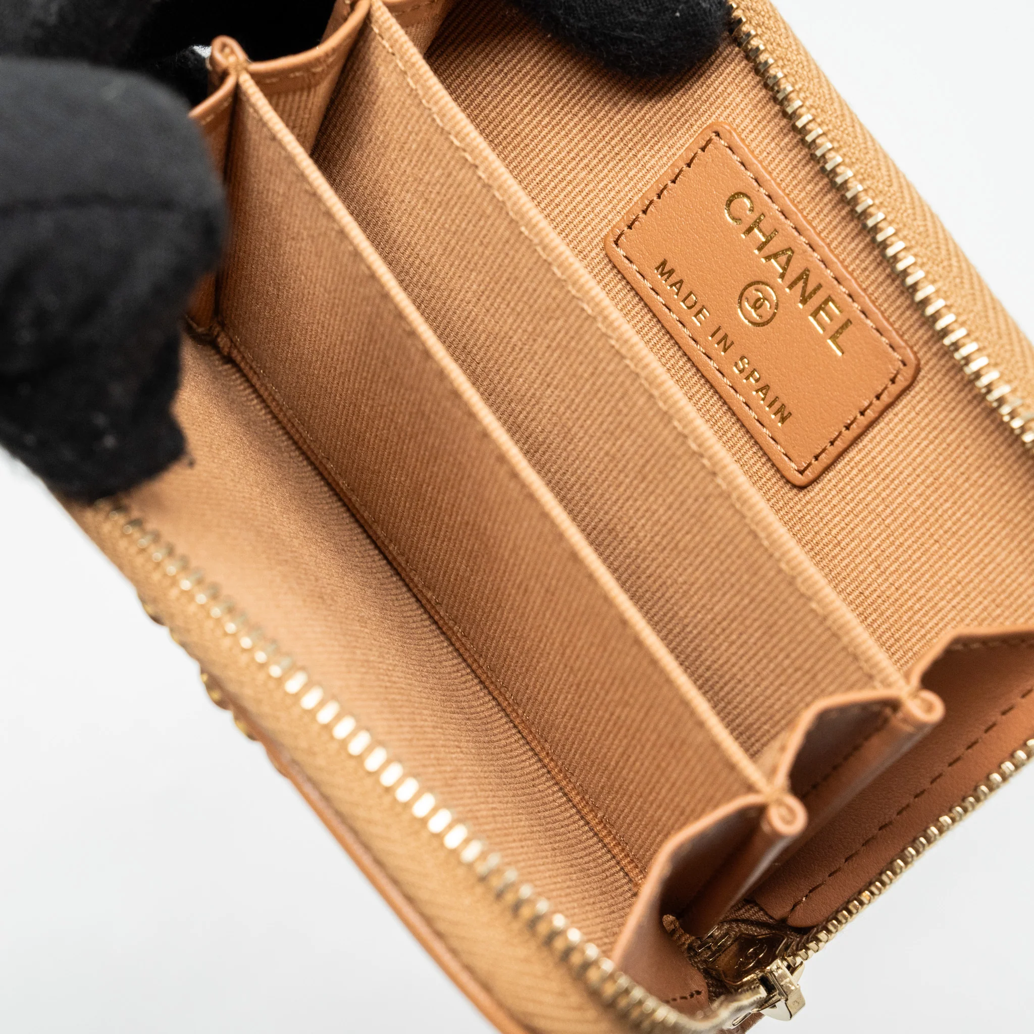 Chanel 19 zip card holder Lambskin beige GHW (microchip) - Image 7