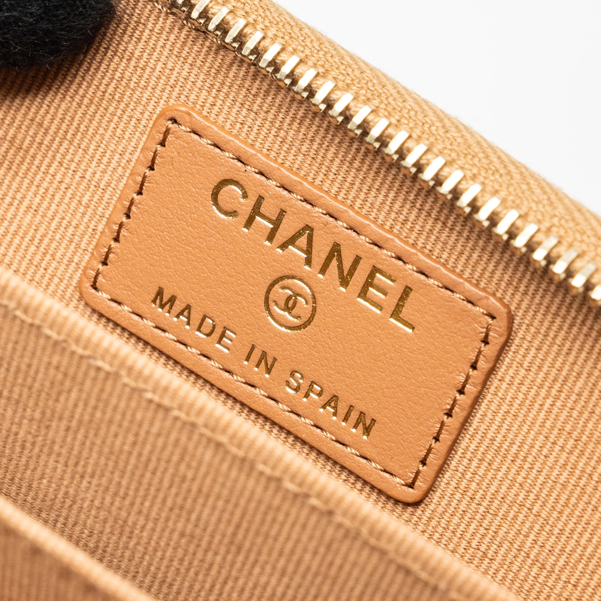Chanel 19 zip card holder Lambskin beige GHW (microchip) - Image 8