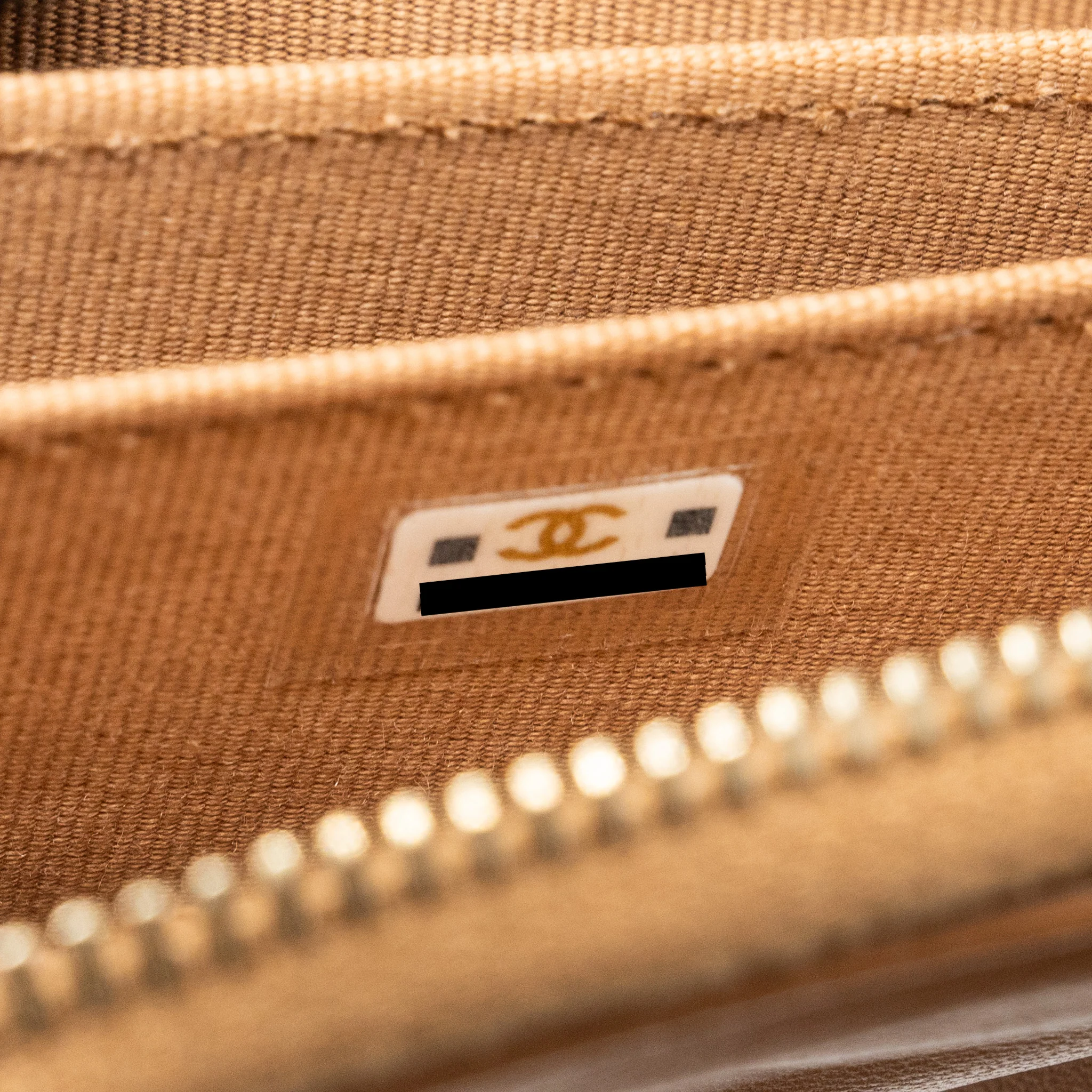 Chanel 19 zip card holder Lambskin beige GHW (microchip) - Image 9