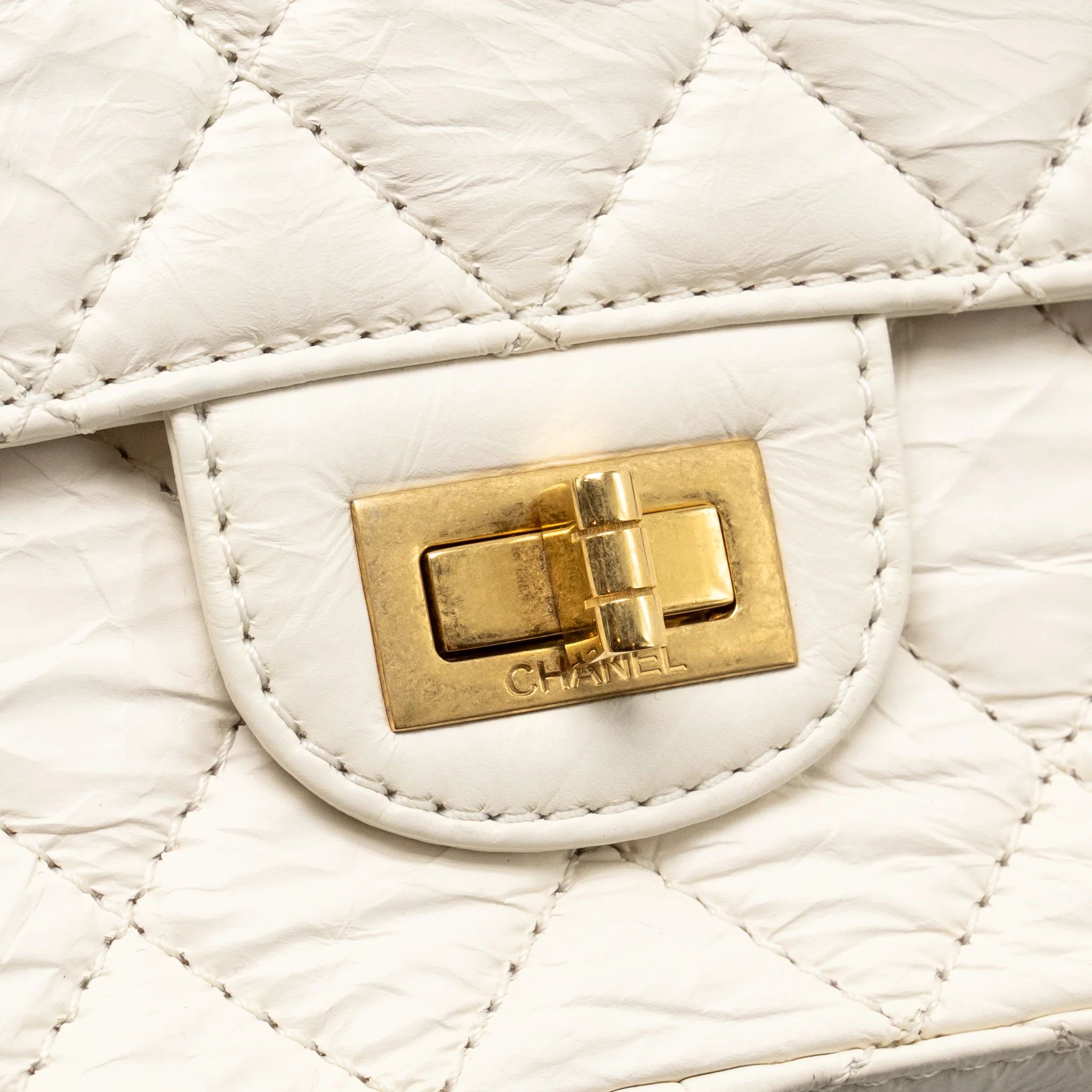 Chanel 2.55 226 reissue double flap bag aged calfskin white GHW - Image 13