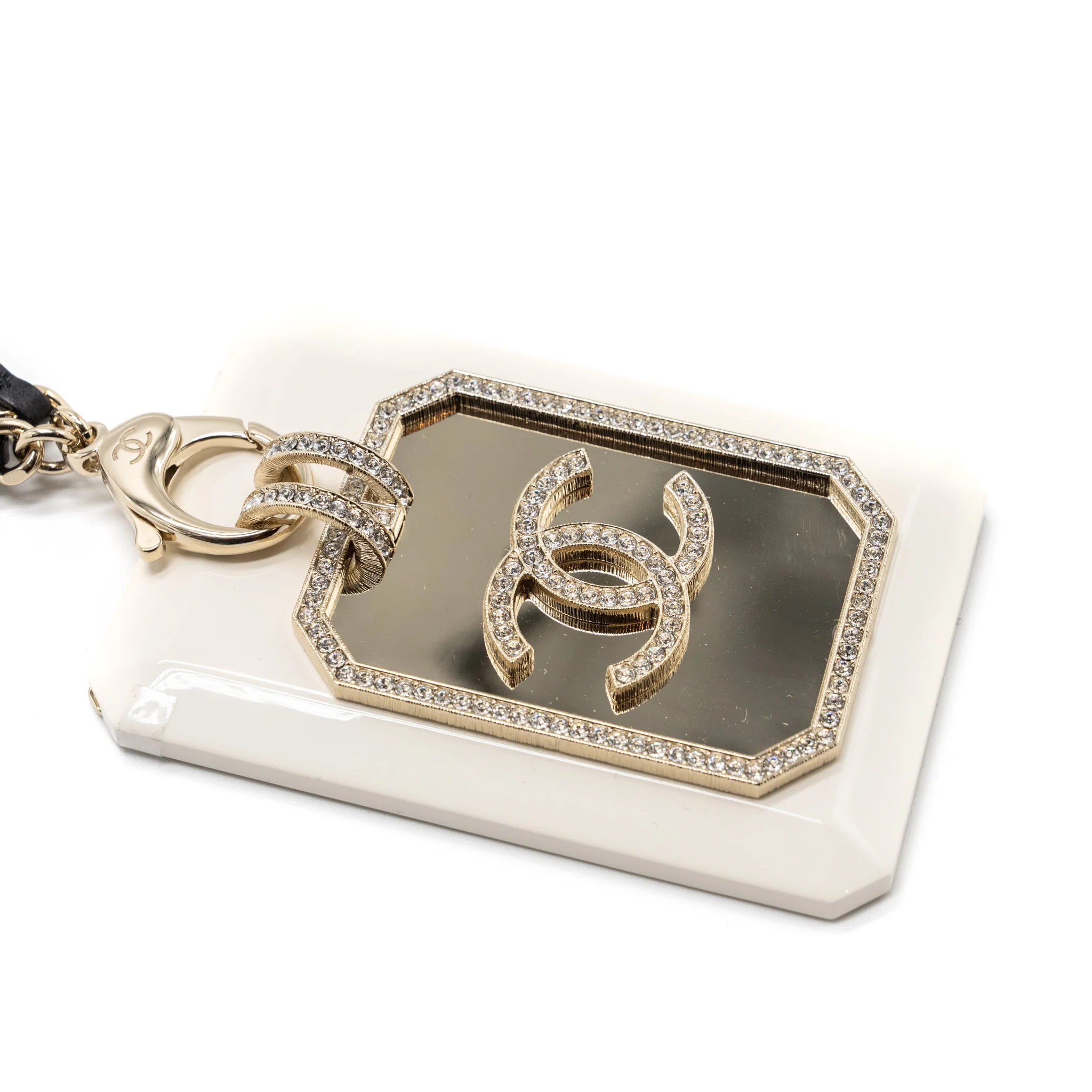 Chanel 21A Necklace Cardholder With Leather Chain White LGHW - Image 3