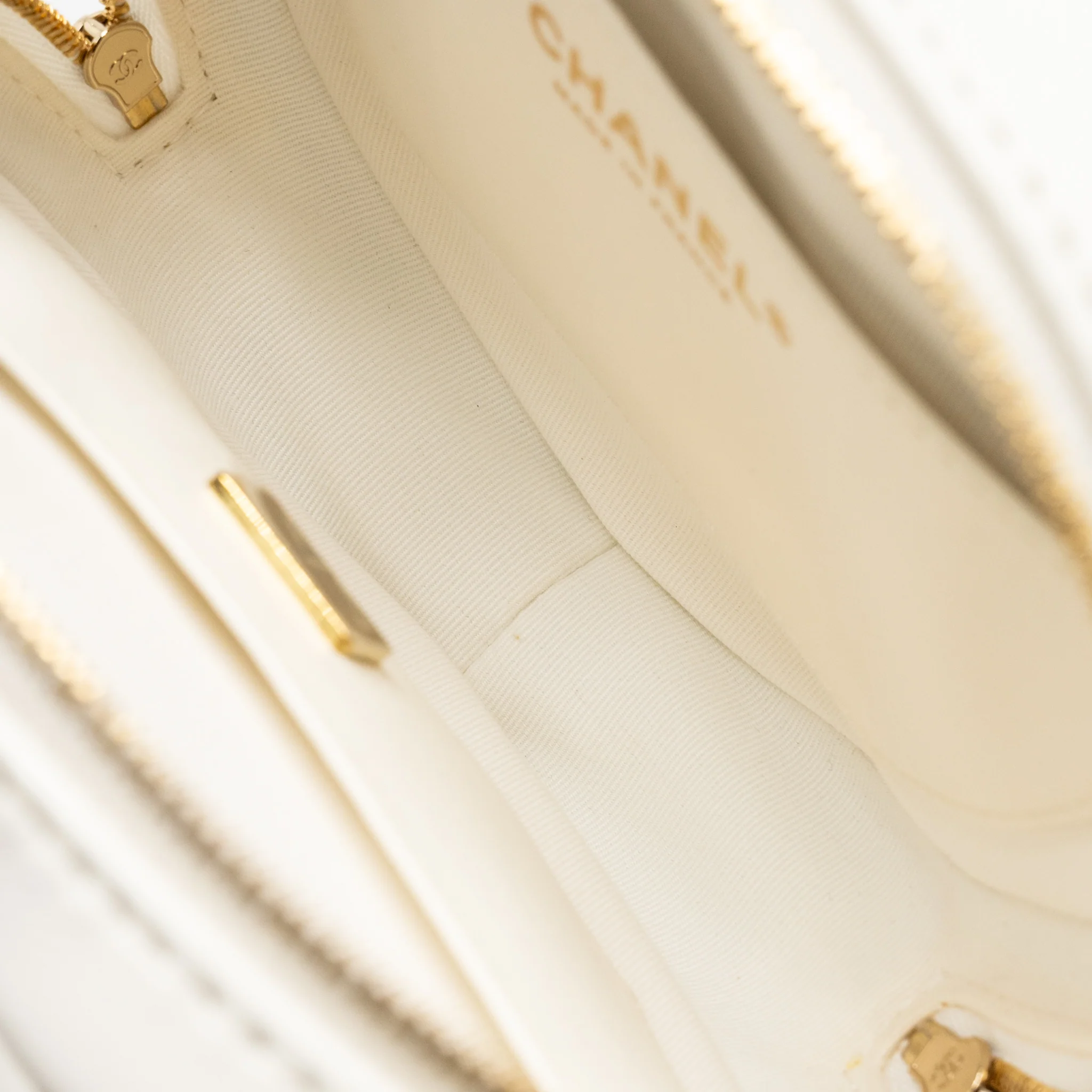 Chanel 22S Heart Bag Lambskin White LGHW (Microchip) - Image 11