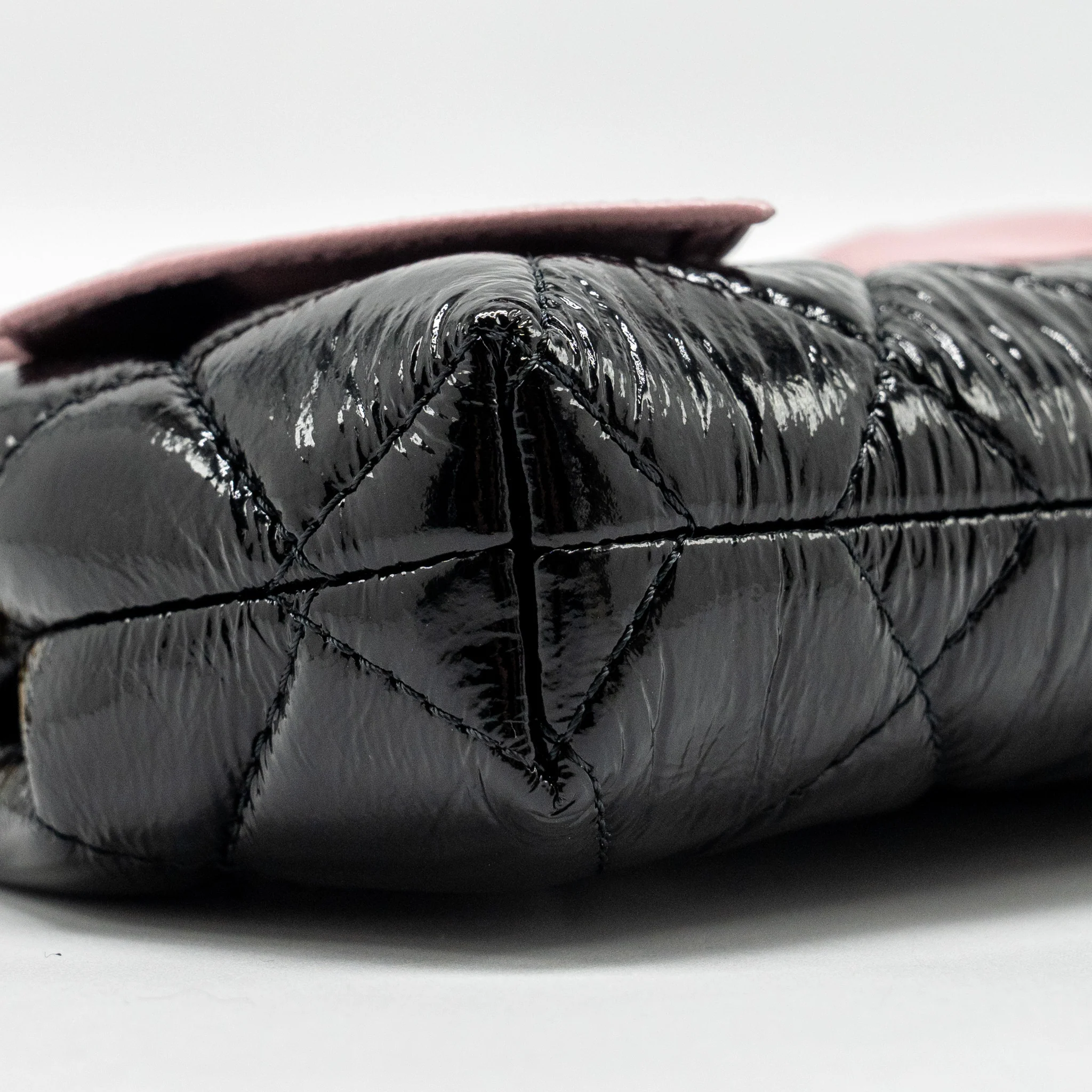 CHANEL 24A Bowknot Clutch With Chain Patent Crumpled lambskin/Shiny Lambskin Black/Pink GHW (Microchip) - Image 6