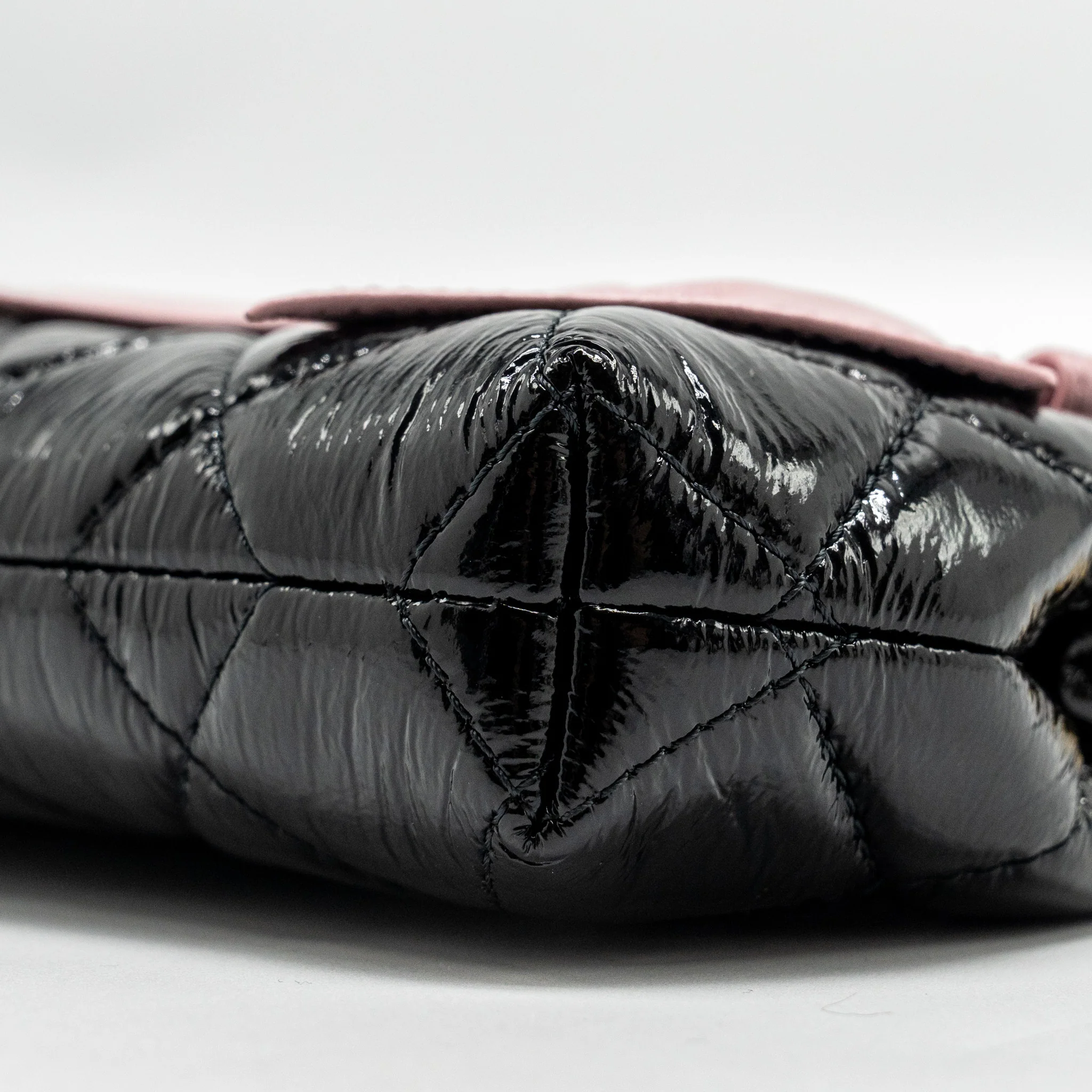 CHANEL 24A Bowknot Clutch With Chain Patent Crumpled lambskin/Shiny Lambskin Black/Pink GHW (Microchip) - Image 7