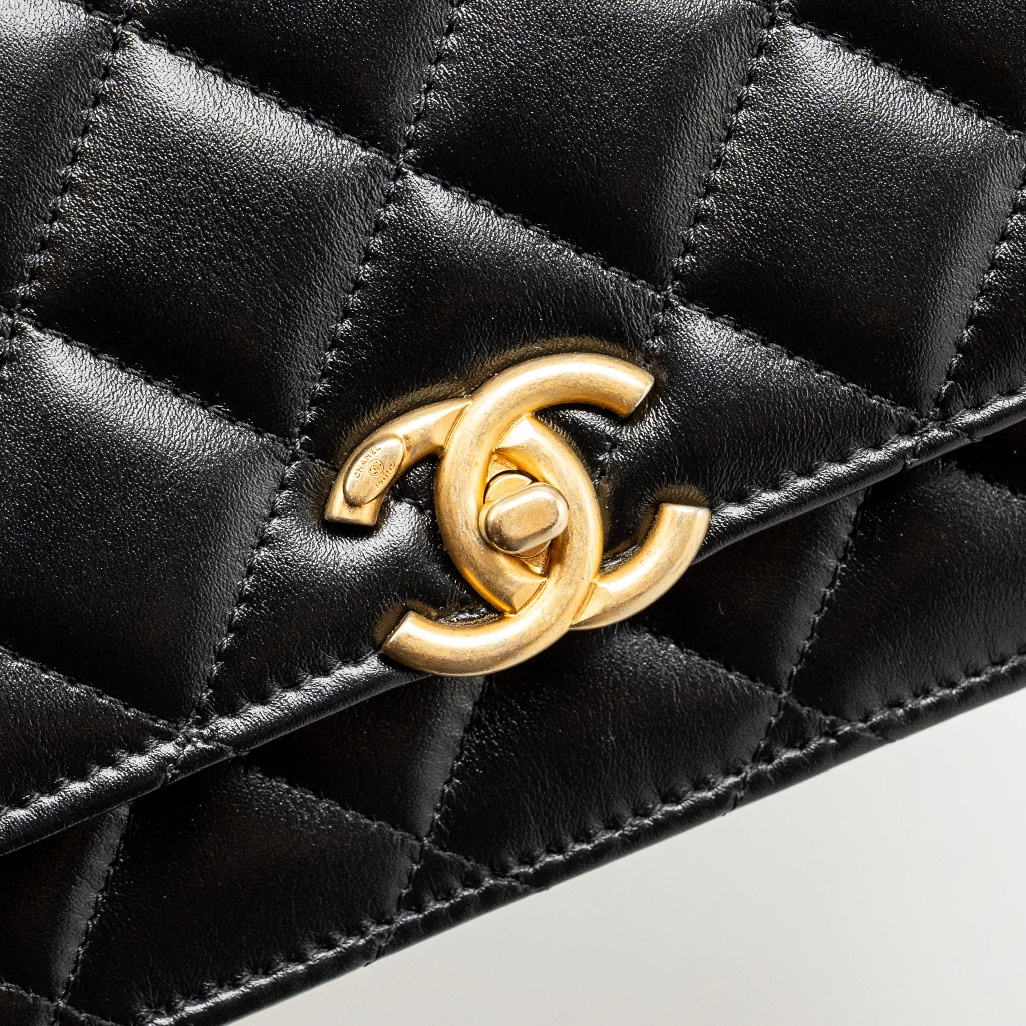 Chanel 24c Gold Crush Wallet On Chain Calfskin Black GHW(microchip) - Image 12