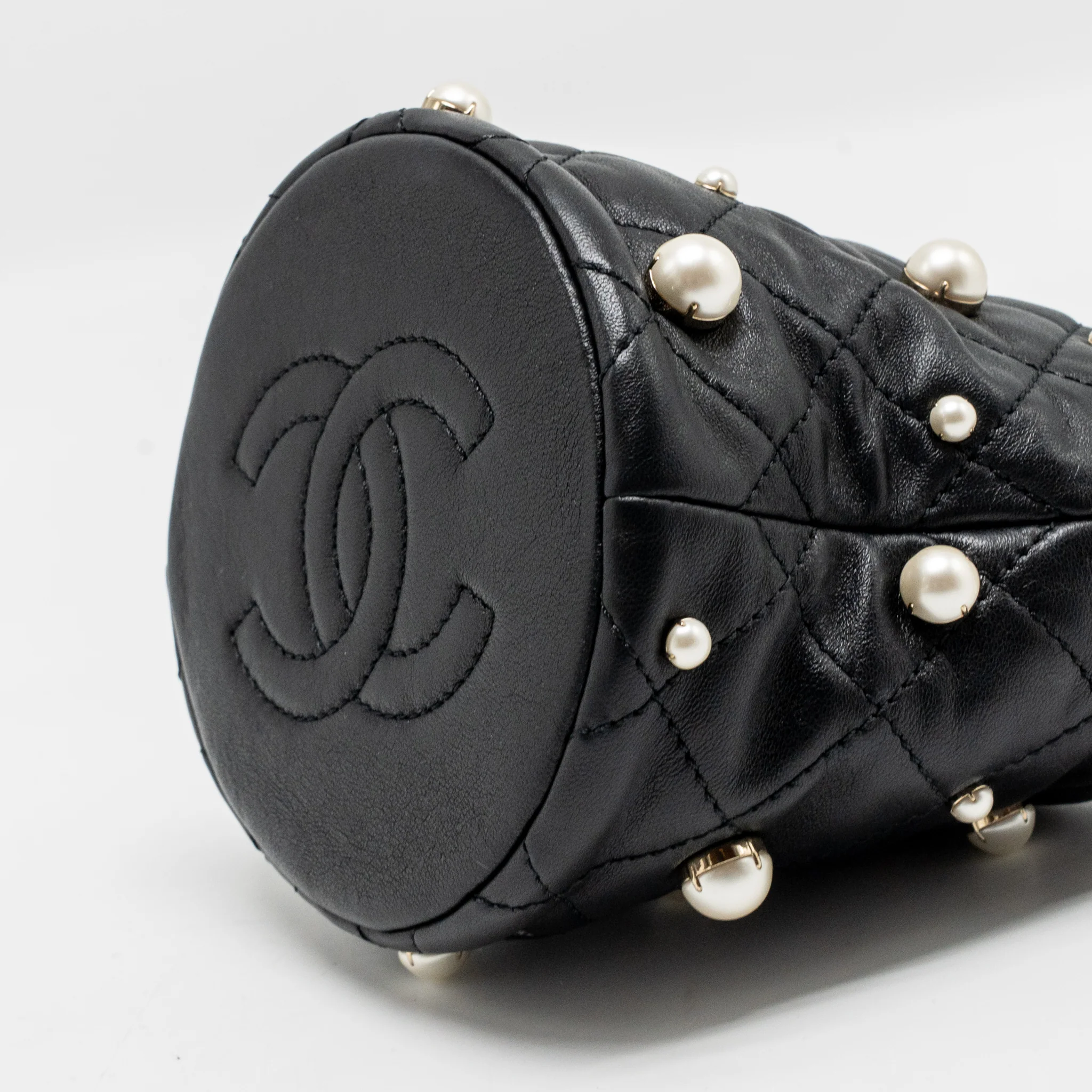 Chanel About Pearls Quilted Drawstring Bucket Bag Lambskin Black LGHW - Image 8