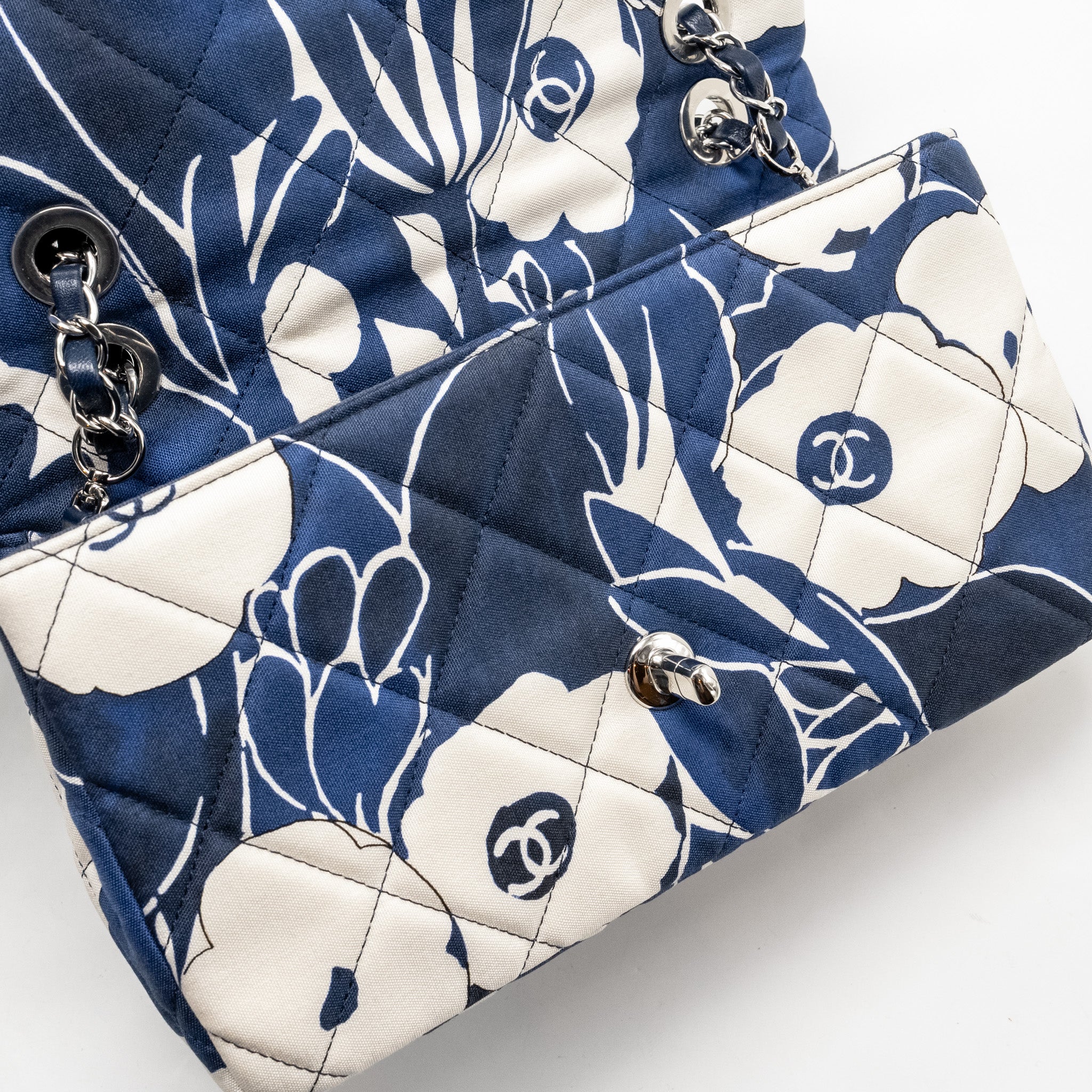 Chanel Medium Limited Edition Flora Printed Classic Flap Bag Silk Blue/WHITE SHW (Microchip) - Image 14