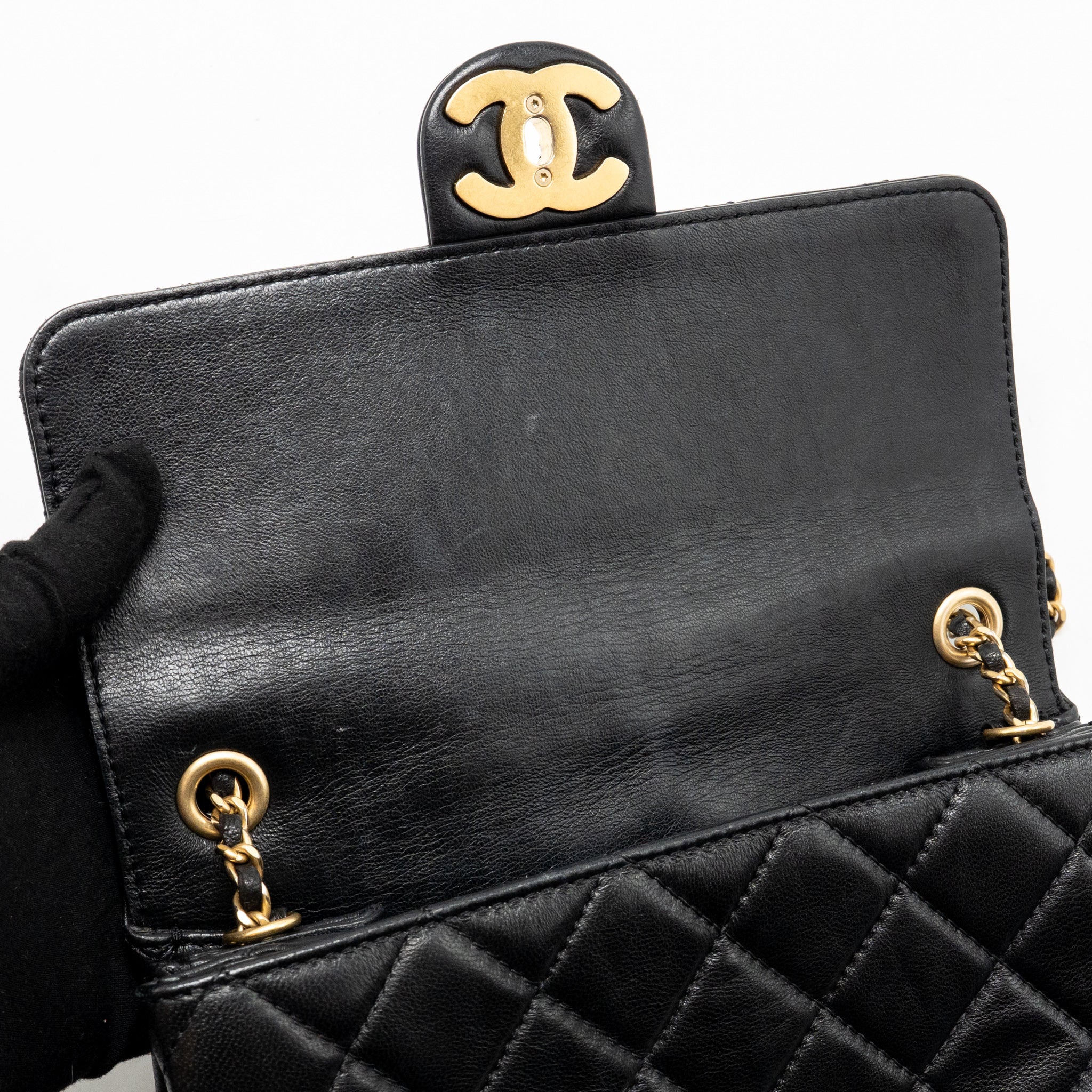 Chanel 22C Detailed CC Flap Bag with Chain Crumpled Lambskin Black GHW (Microchip) - Image 15