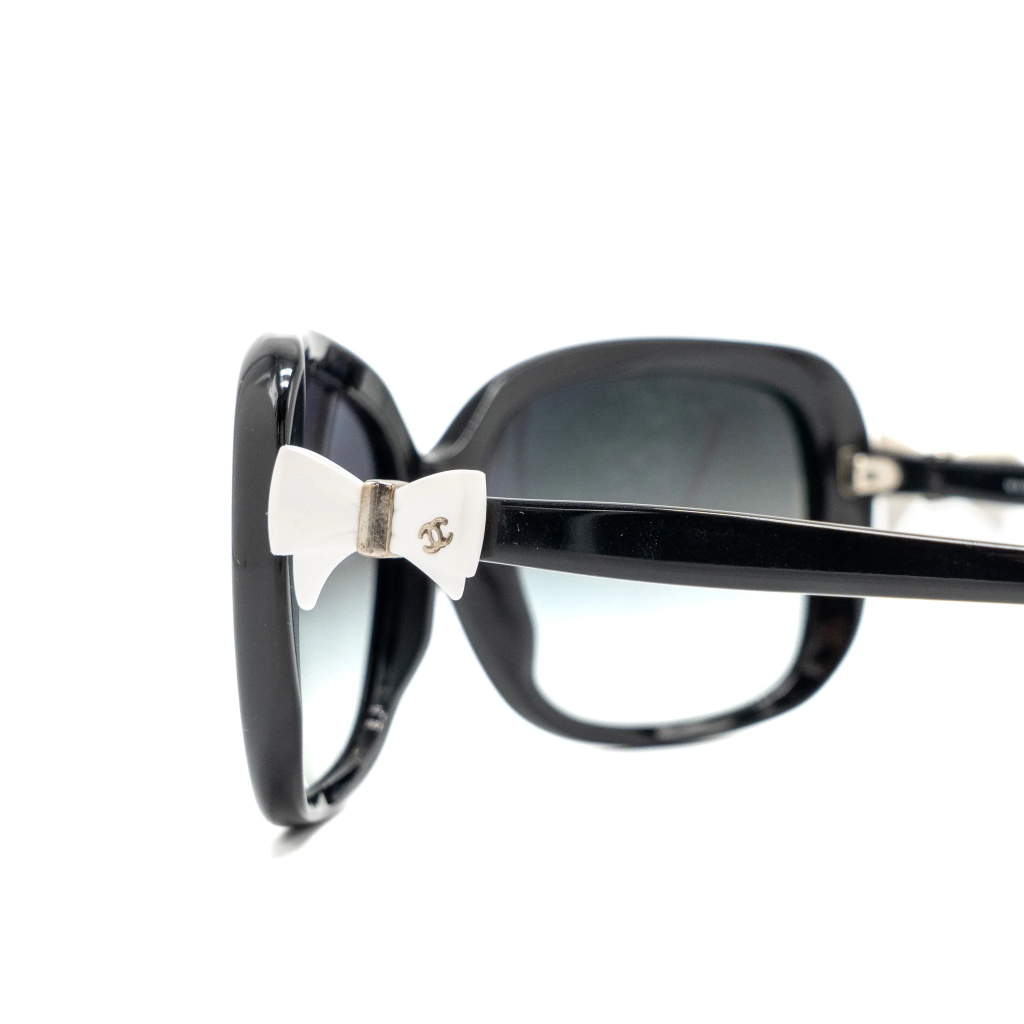 Chanel bow sunglasses black / white SHW - Image 5