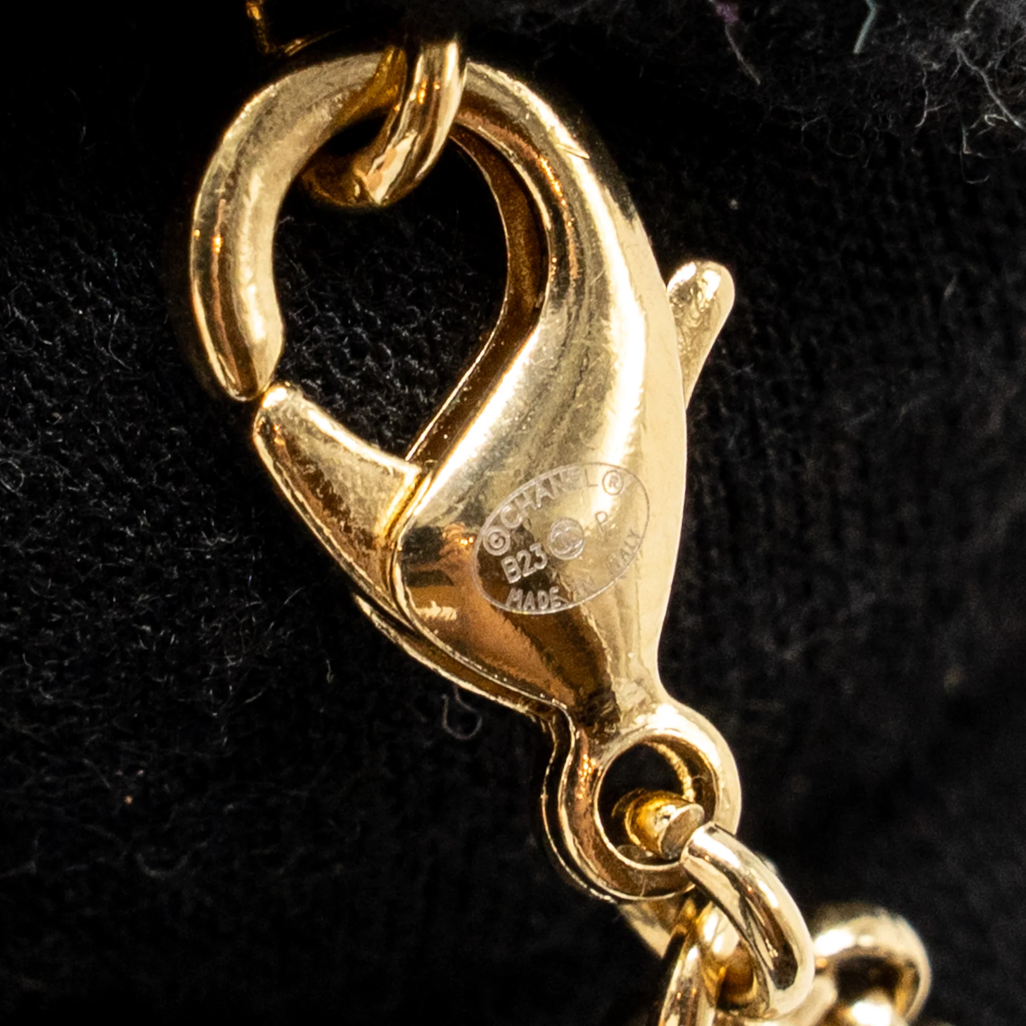 Chanel CC and Hearts Chain Chocker Crystal Light Gold Tone - Image 6