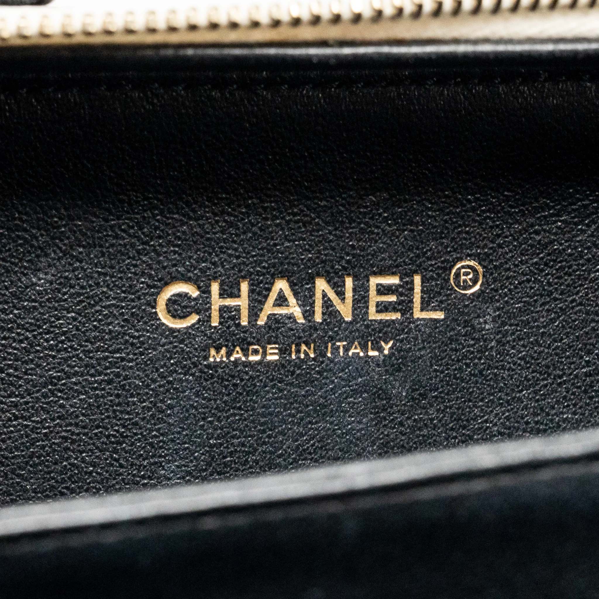 Chanel CC Filigree Vanity Case Caviar White/Black GHW - Image 17