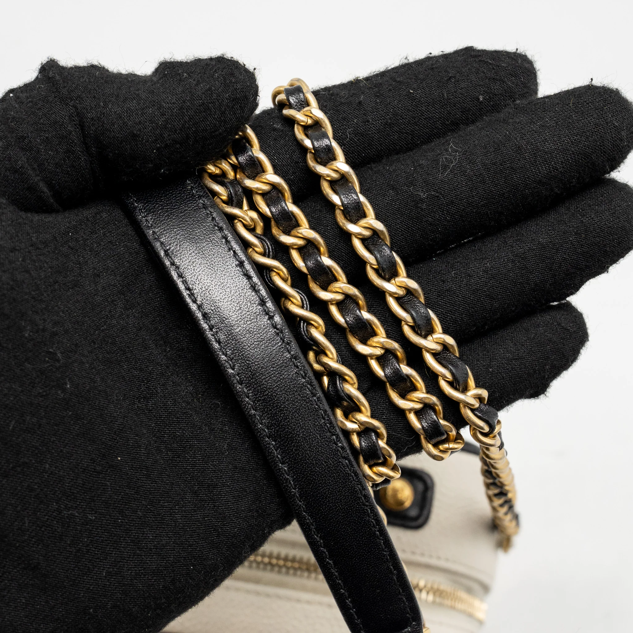 Chanel CC Filigree Vanity Case Caviar White/Black GHW - Image 20