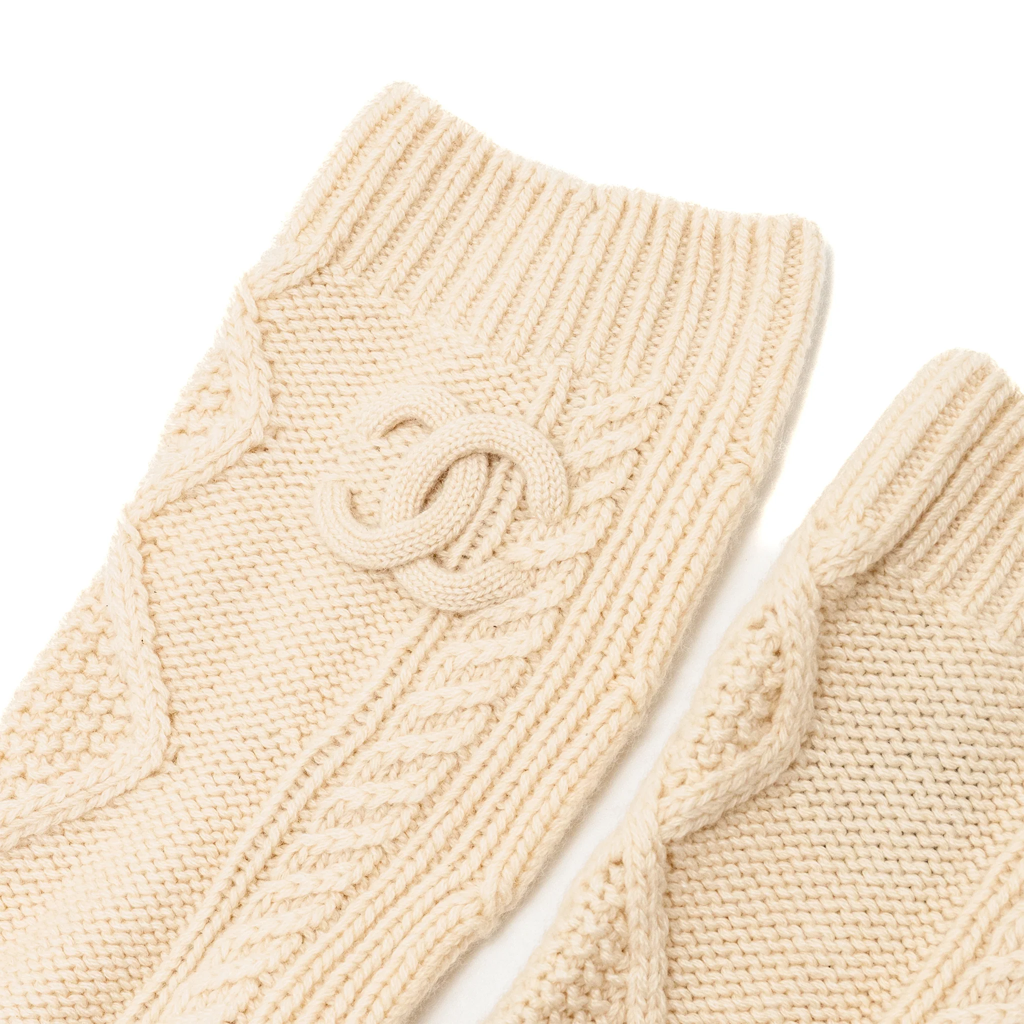 Chanel CC Logo Sock Slipper&Blanket Travel Set Cashmere Cream Knit - Image 4