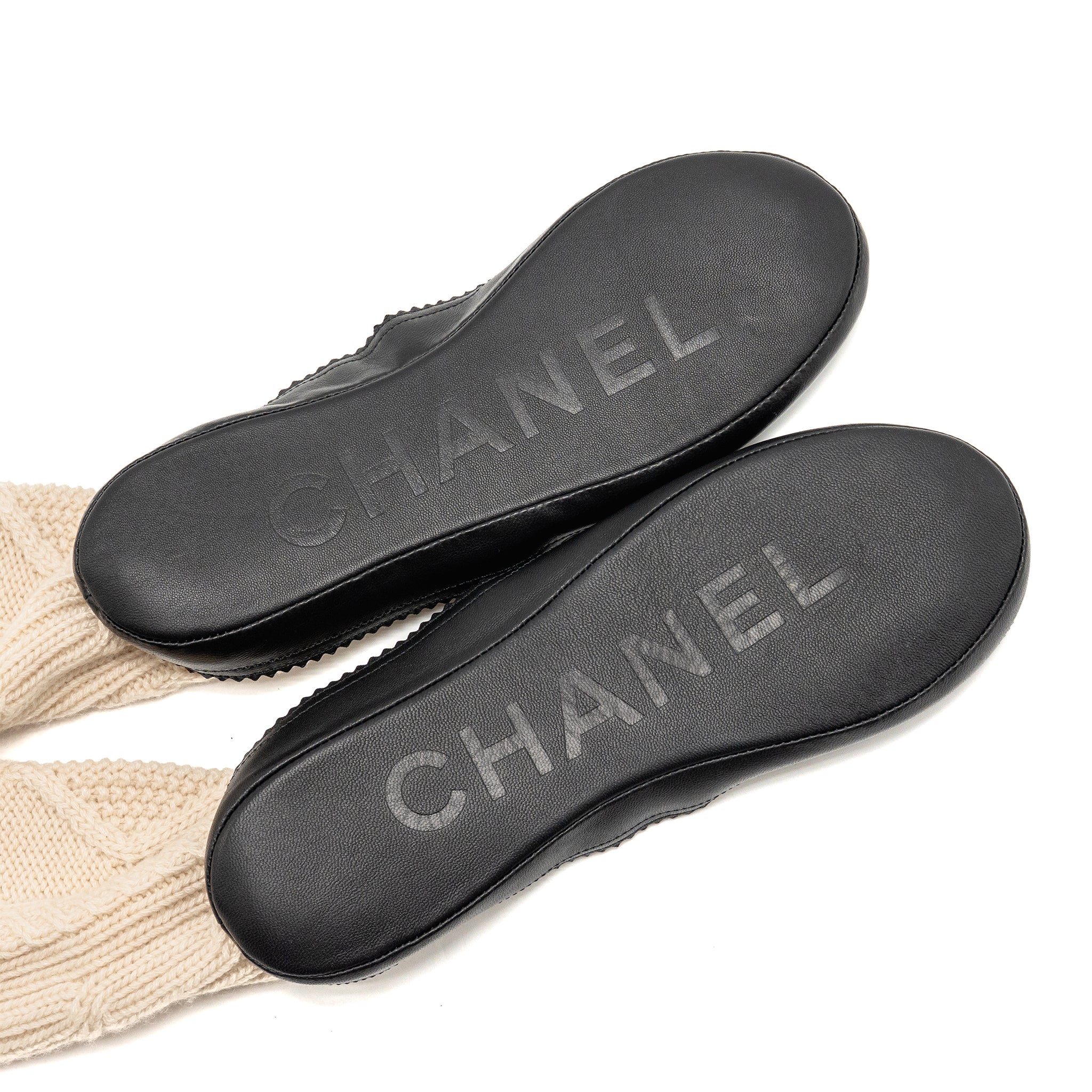Chanel CC Logo Sock Slipper&Blanket Travel Set Cashmere Cream Knit - Image 7