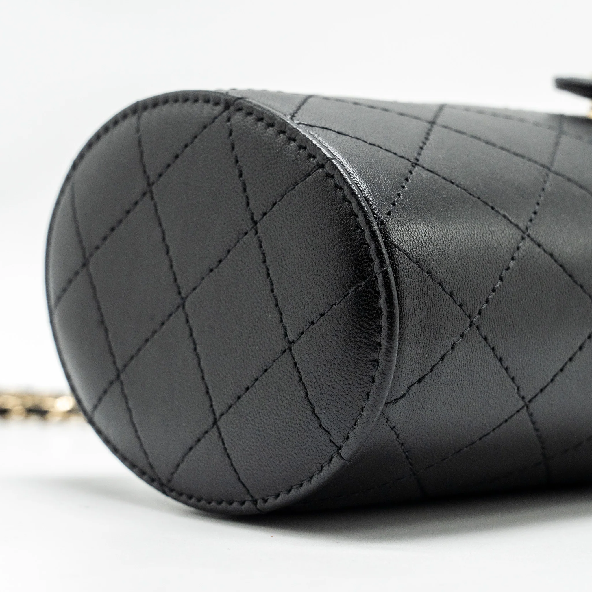 Chanel CC Round Vanity Case with Chain Lambskin Black LGHW - Image 7