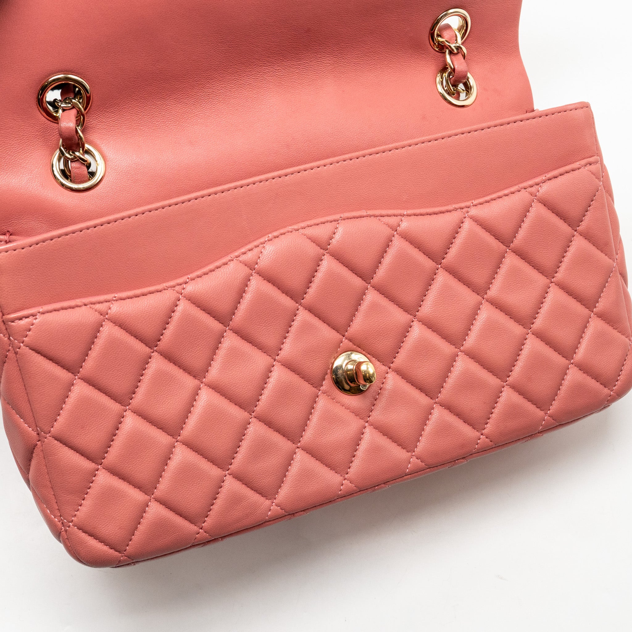 Chanel Charm chain quilted flap bag lambskin pink LGHW - Image 15