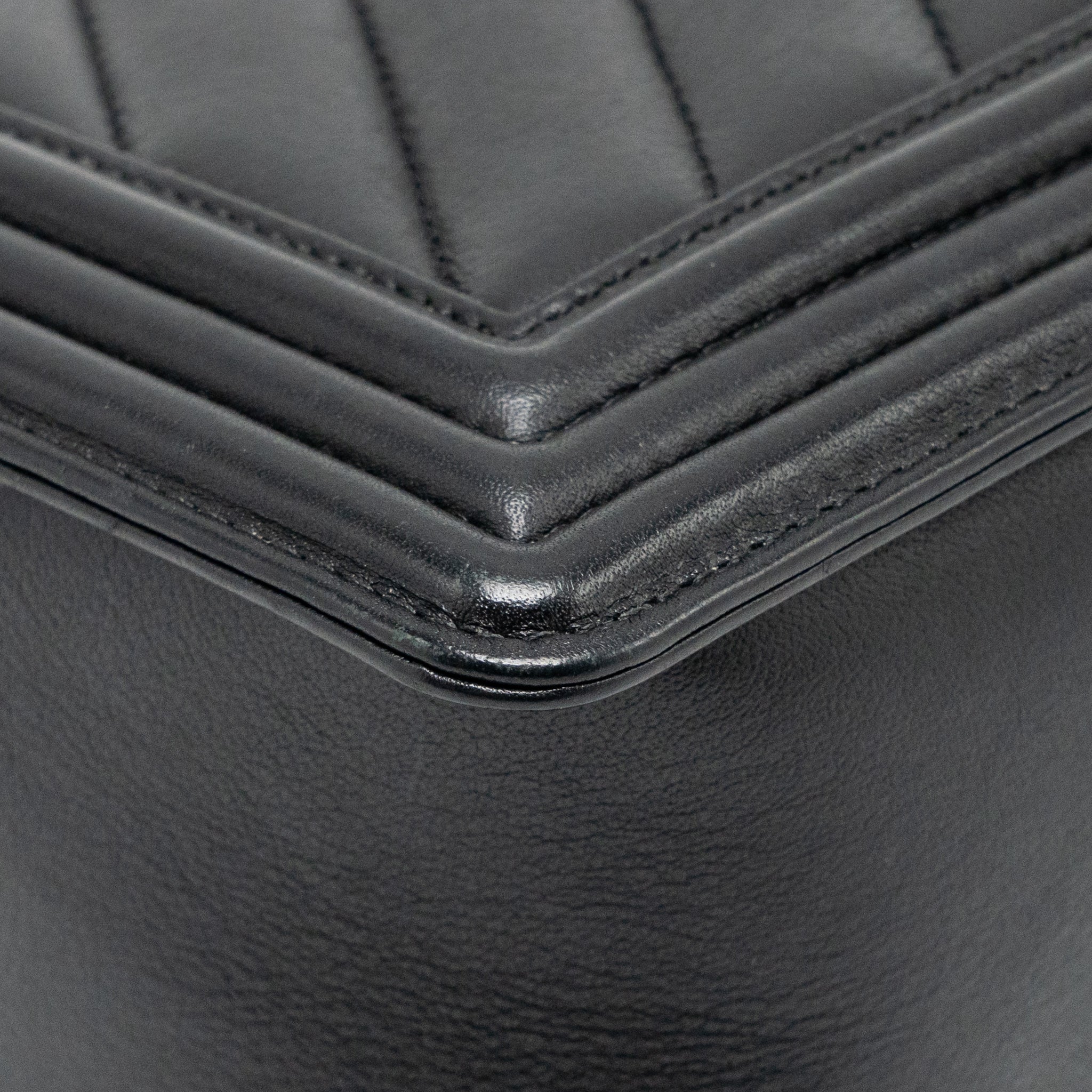 Chanel Chevron Medium Boy bag calfskin black ruthenium SHW - Image 12
