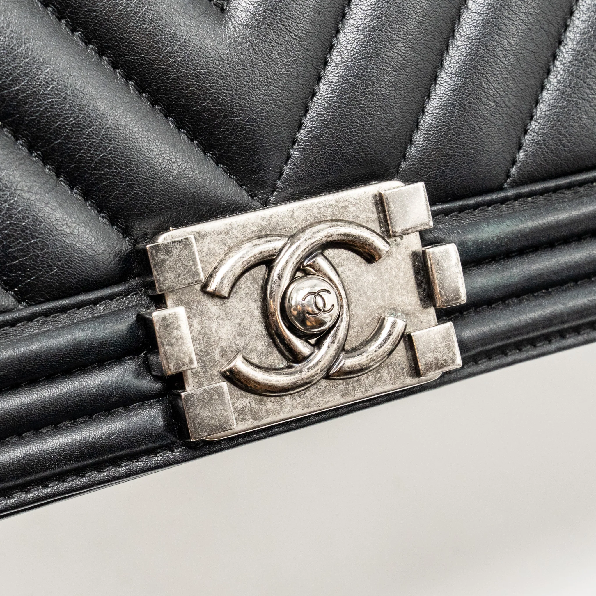 Chanel Chevron Medium Boy bag calfskin black ruthenium SHW - Image 13