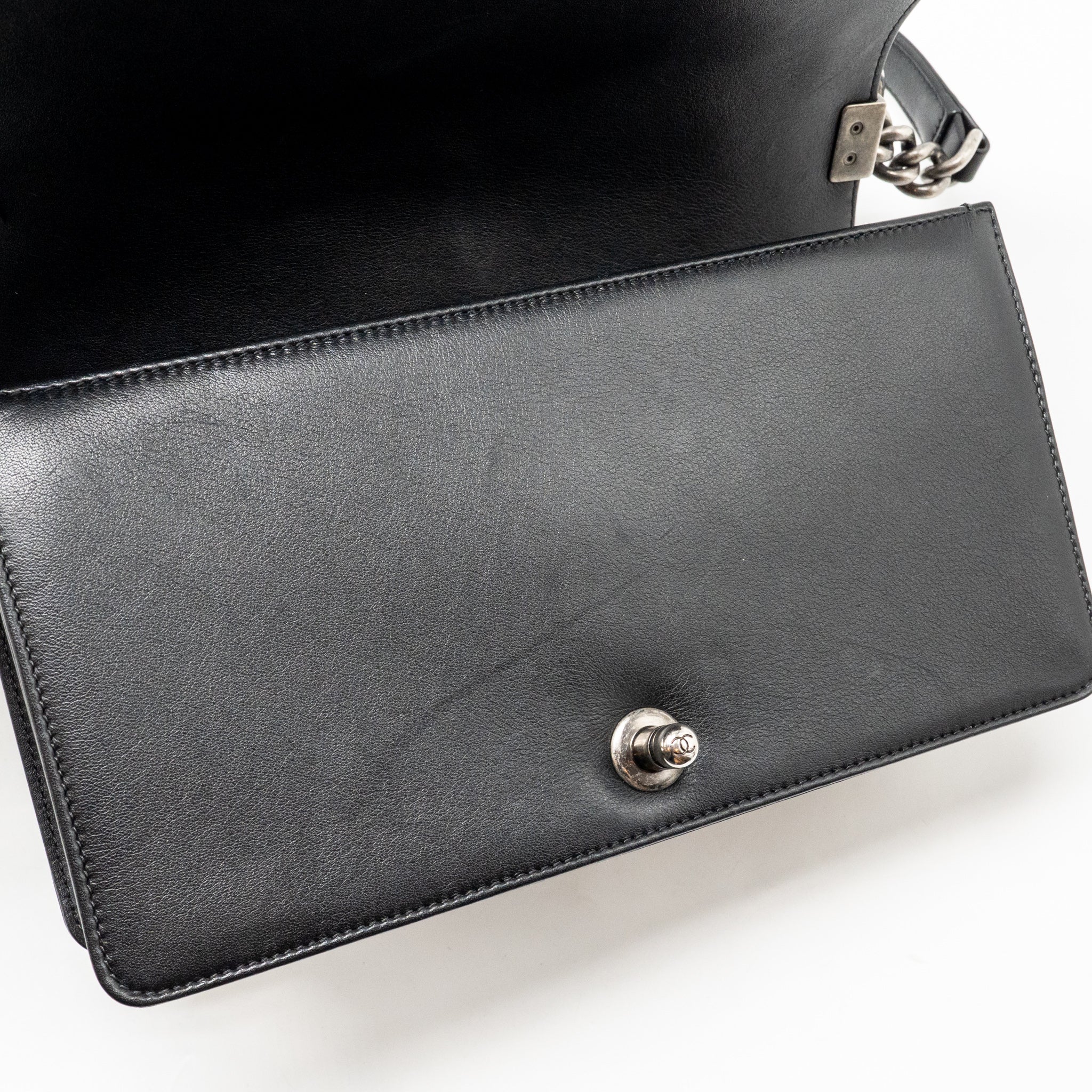 Chanel Chevron Medium Boy bag calfskin black ruthenium SHW - Image 14