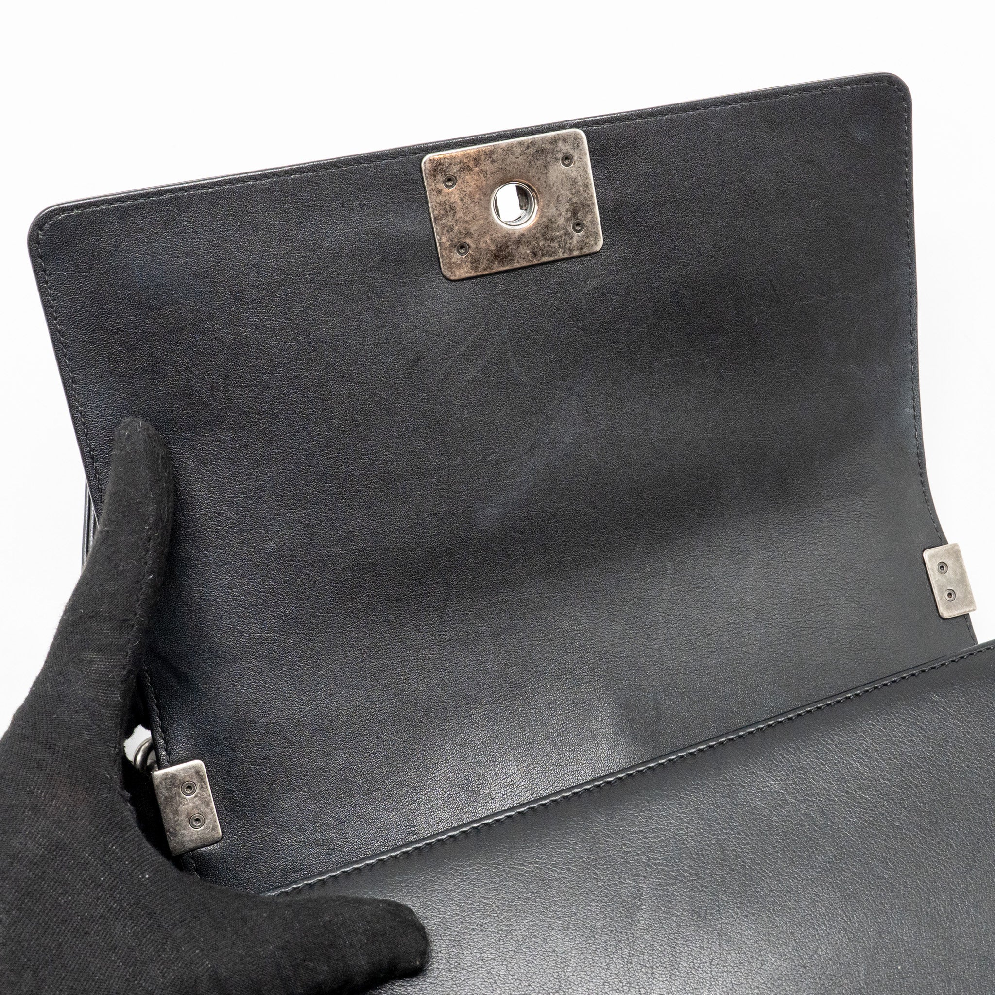 Chanel Chevron Medium Boy bag calfskin black ruthenium SHW - Image 15