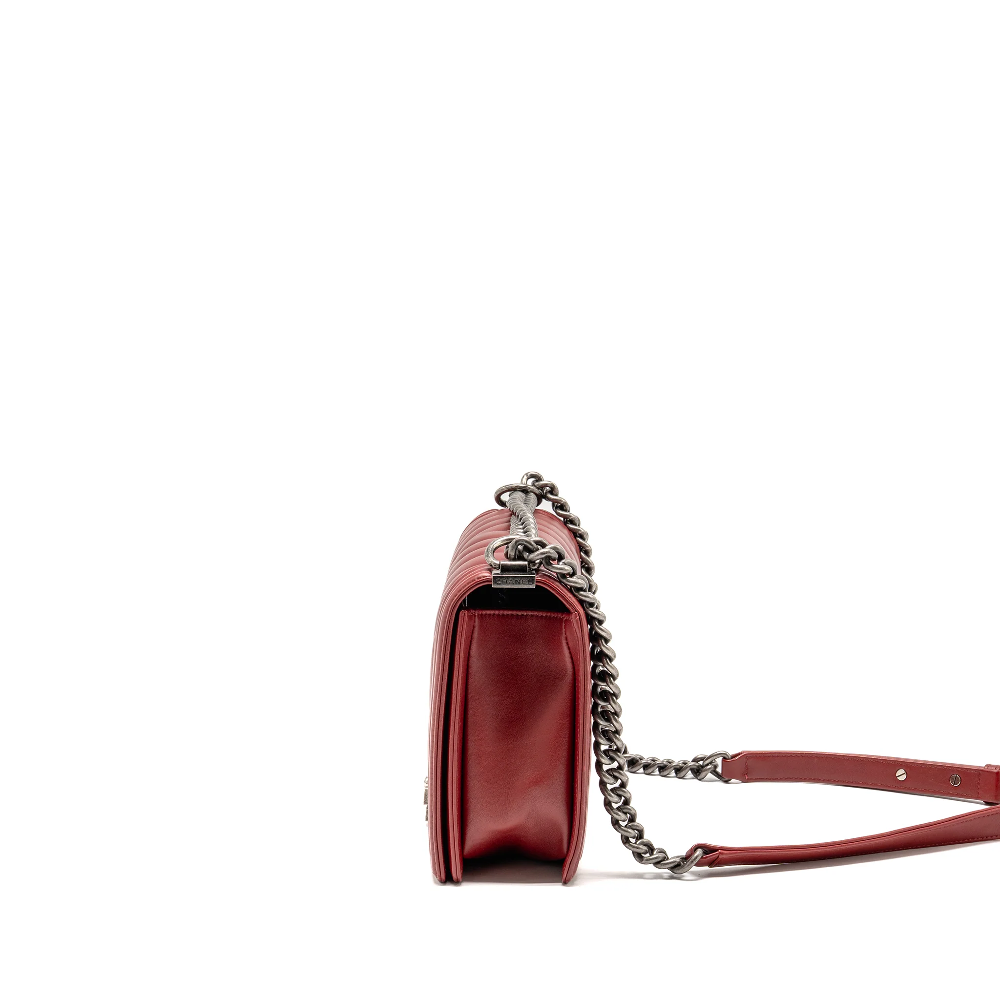 Chanel Chevron New Medium Boy Bag Calfskin Red Ruthenium Hardware - Image 4