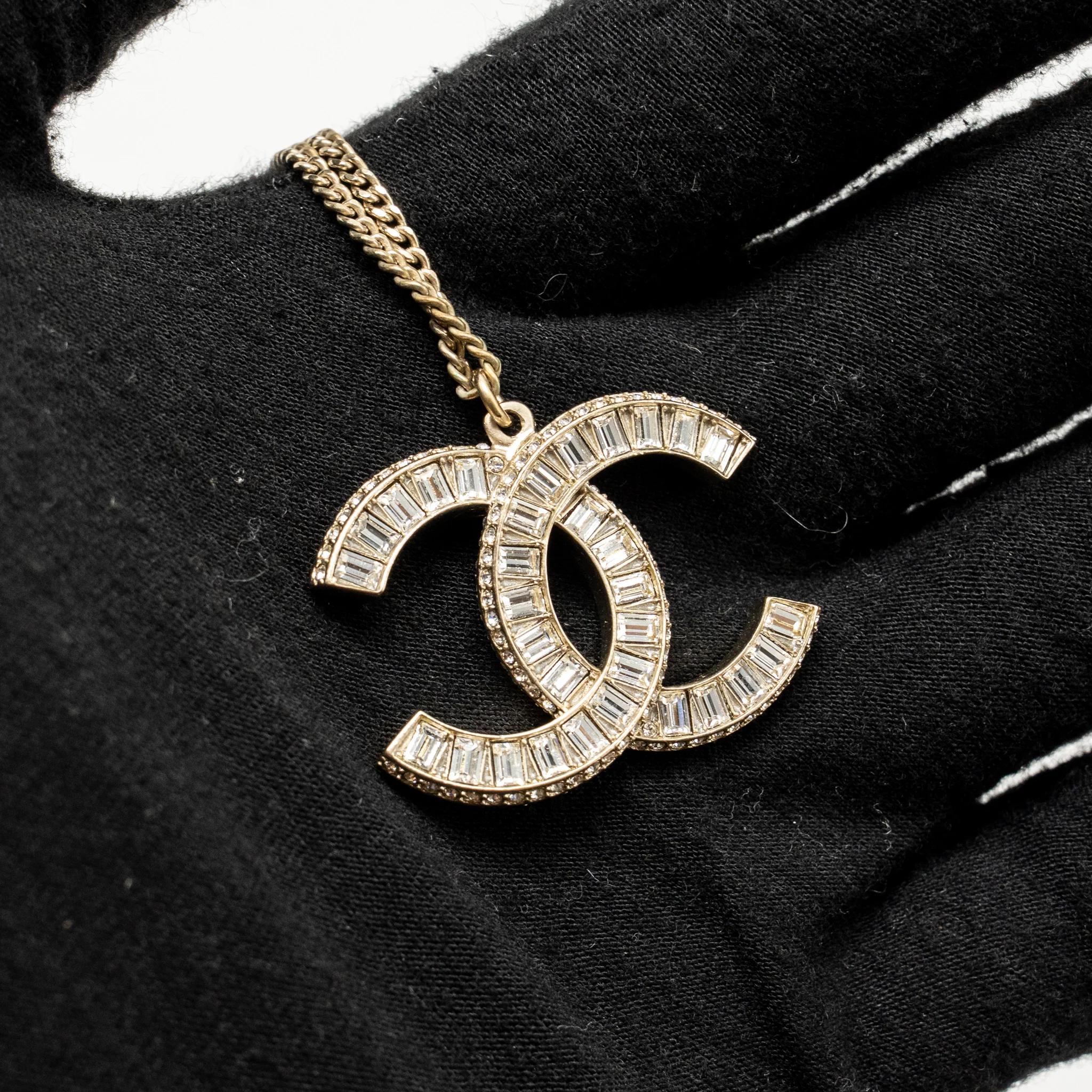 Chanel Crystal cc logo necklace light gold tone - Image 3