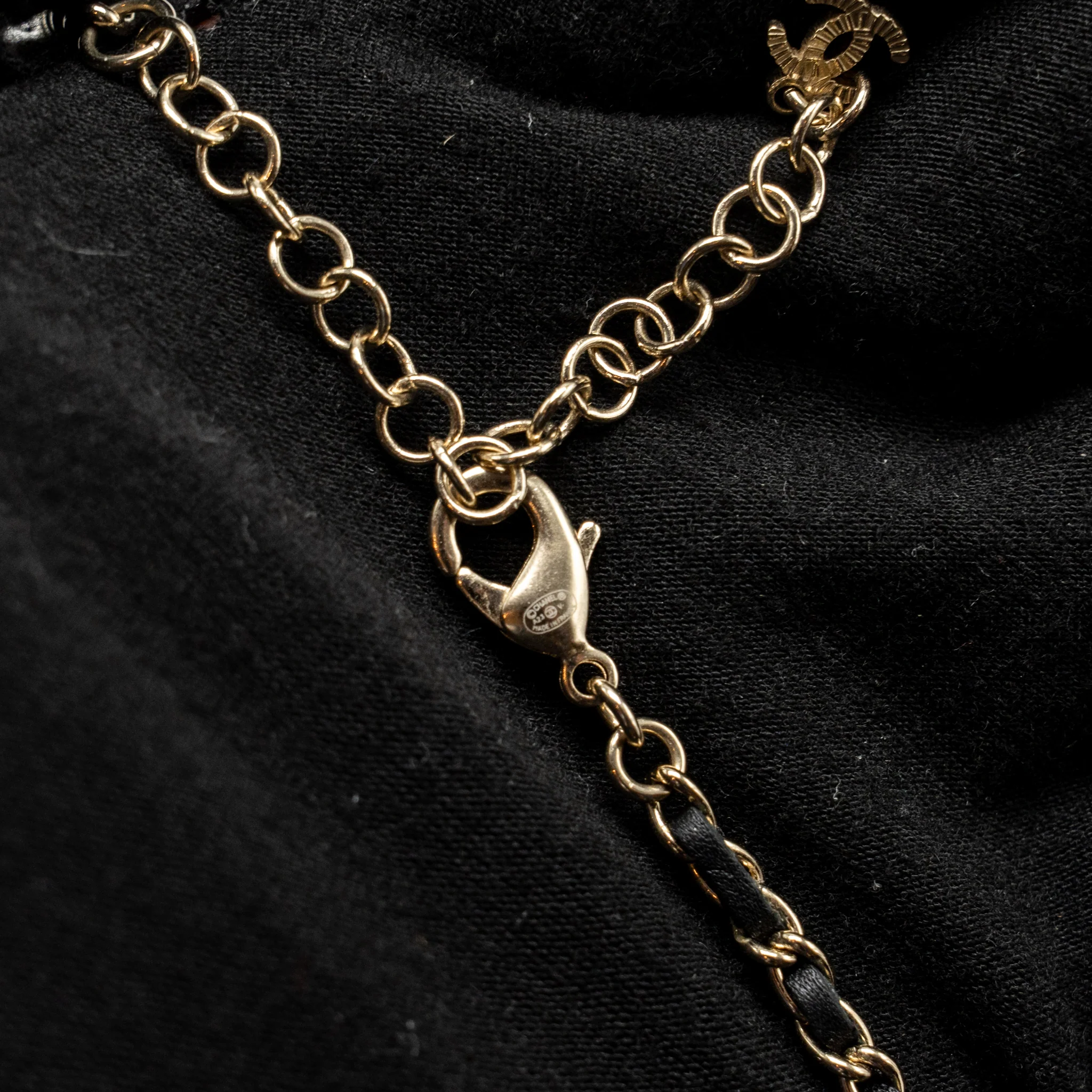Chanel double CC logo chocker black light gold tone - Image 5