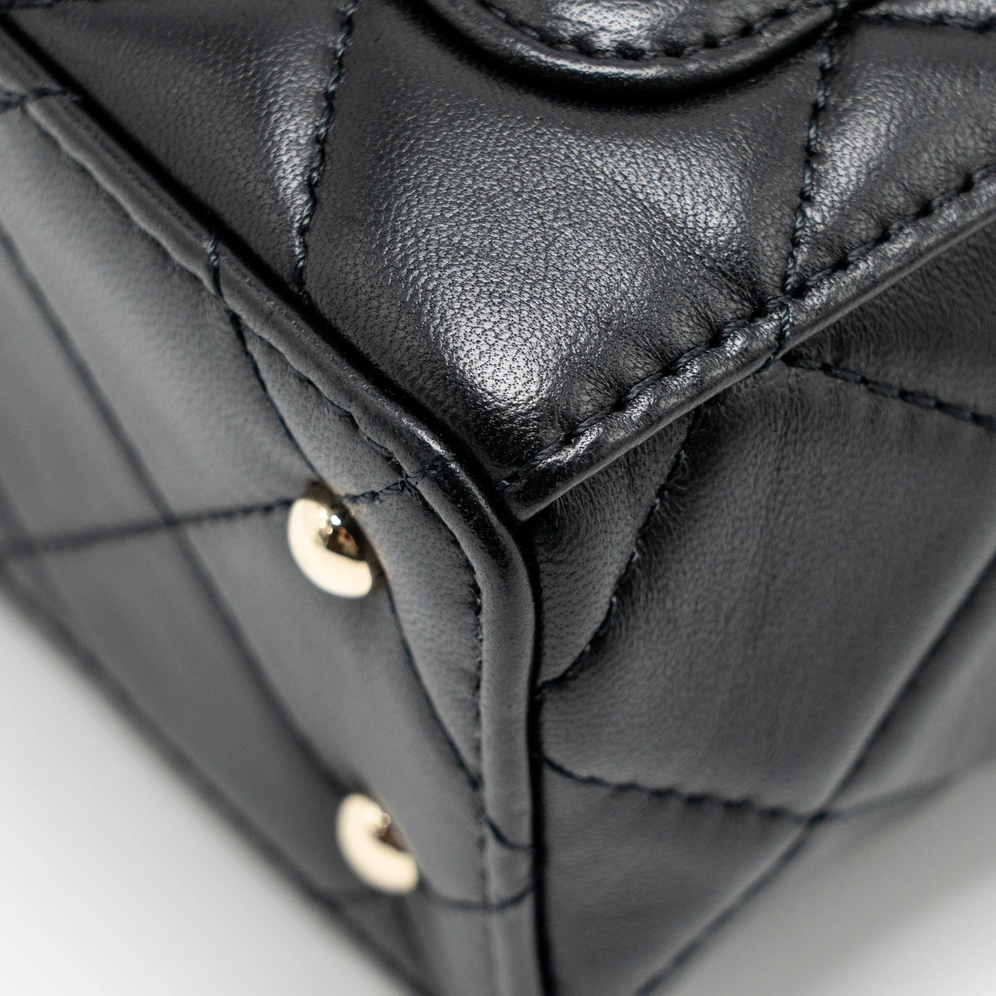 Chanel flap vanity with chain lambskin black LGWH (microchip) - Image 10