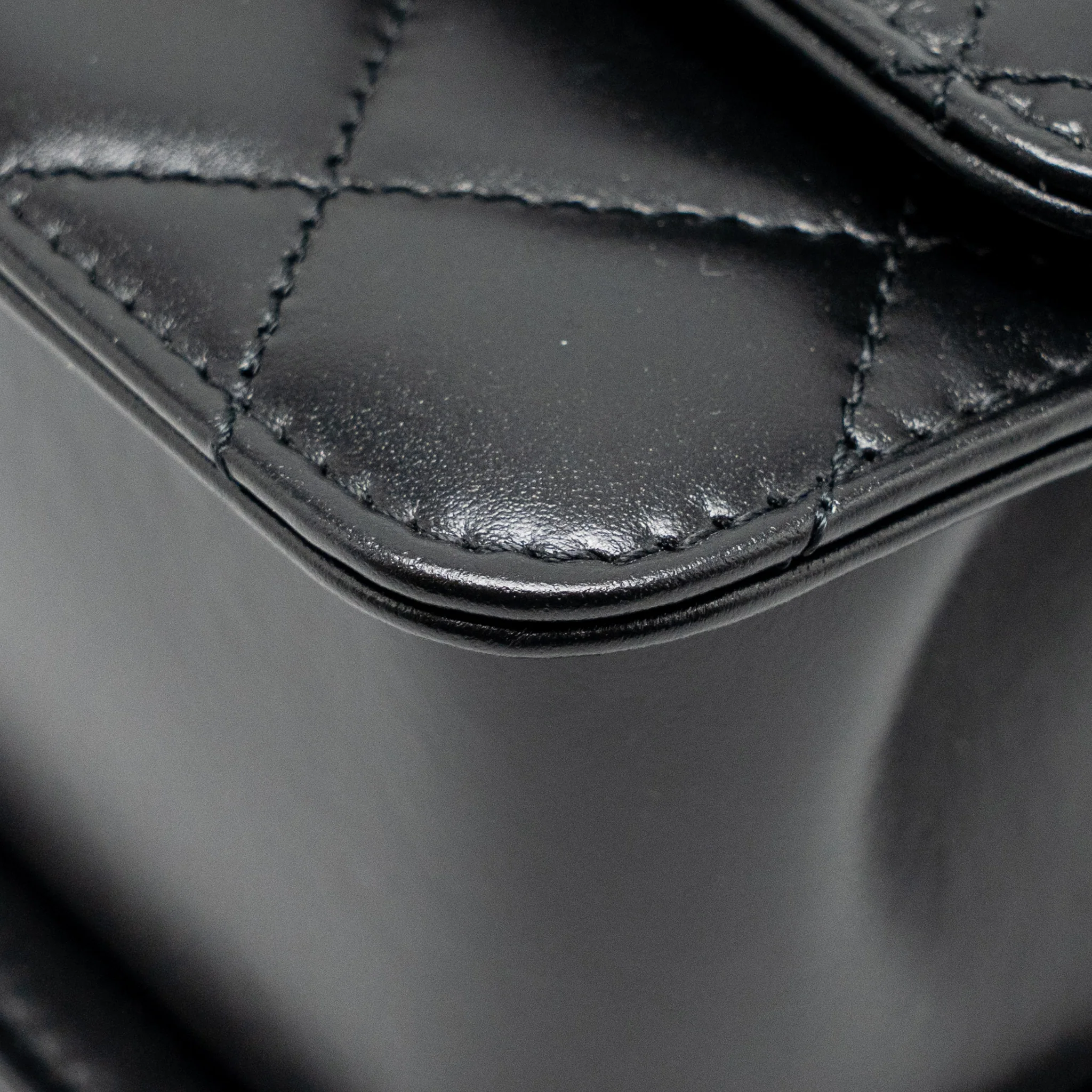 Chanel gold crush flap bag calfskin black GHW (microchip) - Image 9