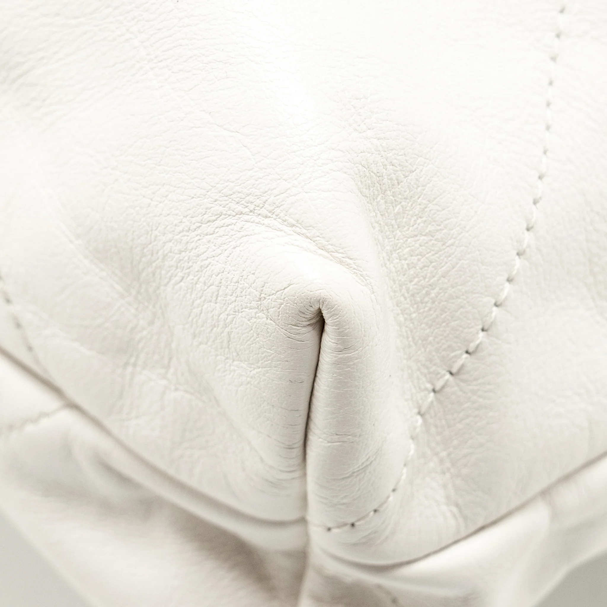 Chanel Medium 22bag calfskin white GHW (microchip) - Image 10