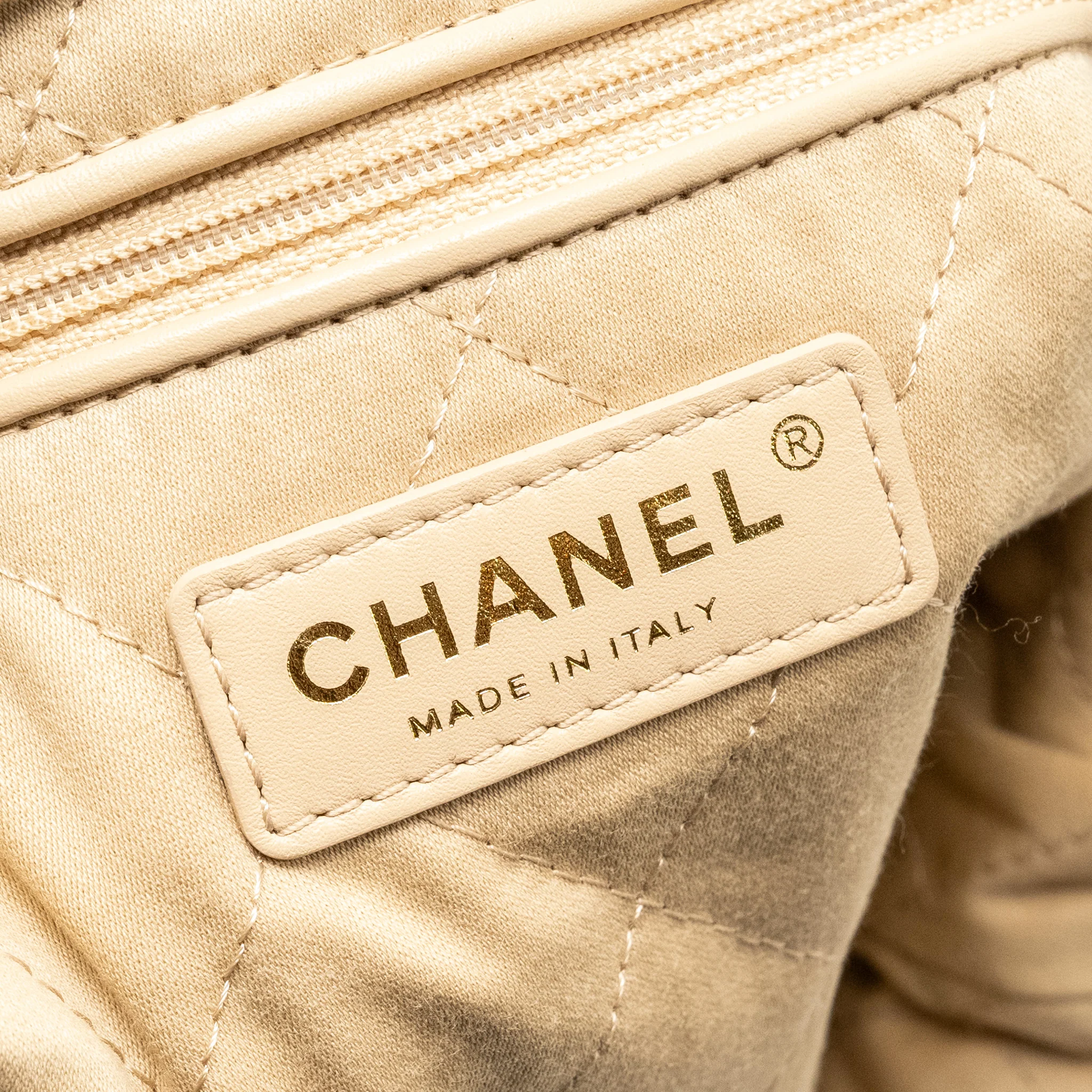 Chanel Medium 22bag calfskin white GHW (microchip) - Image 13