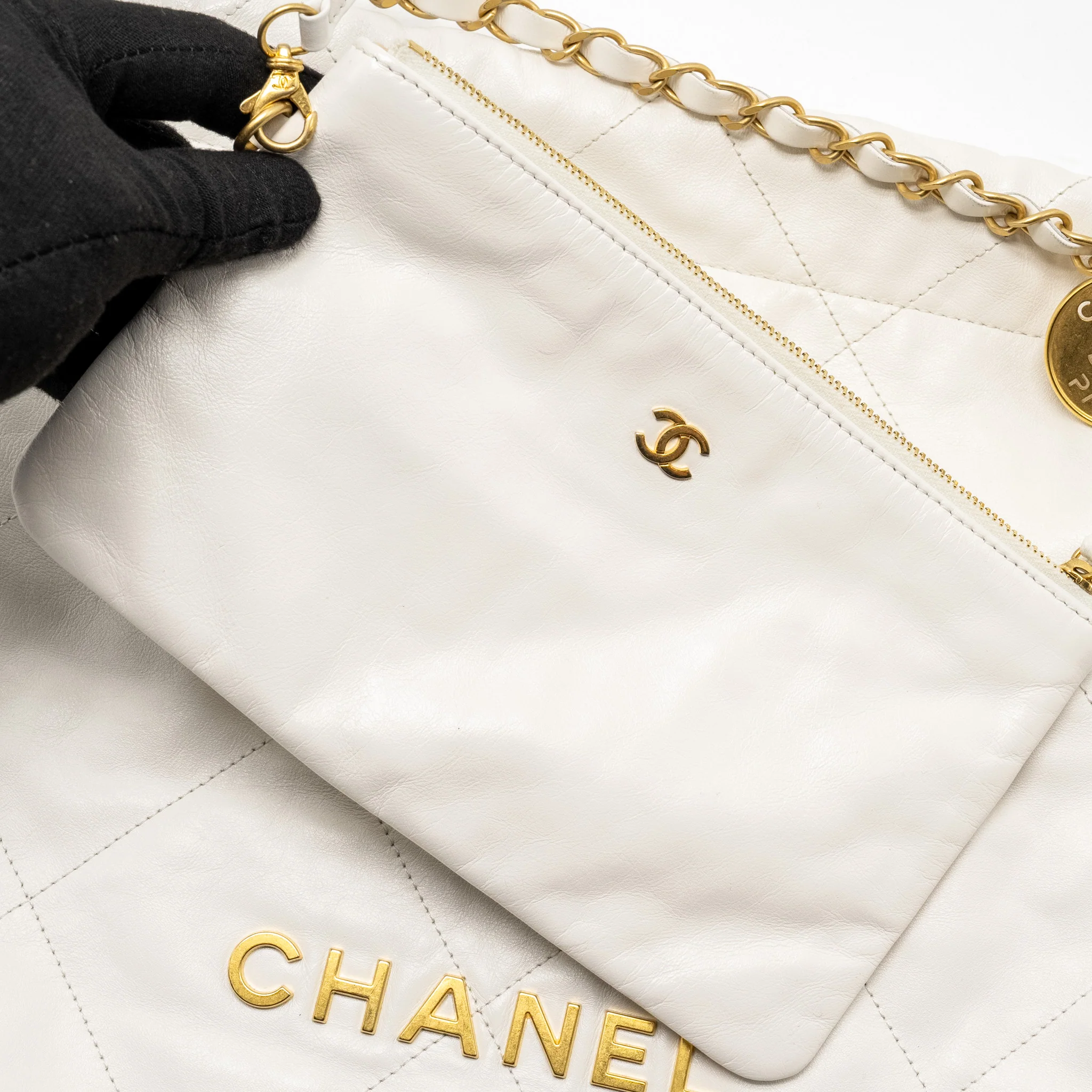 Chanel Medium 22bag calfskin white GHW (microchip) - Image 15