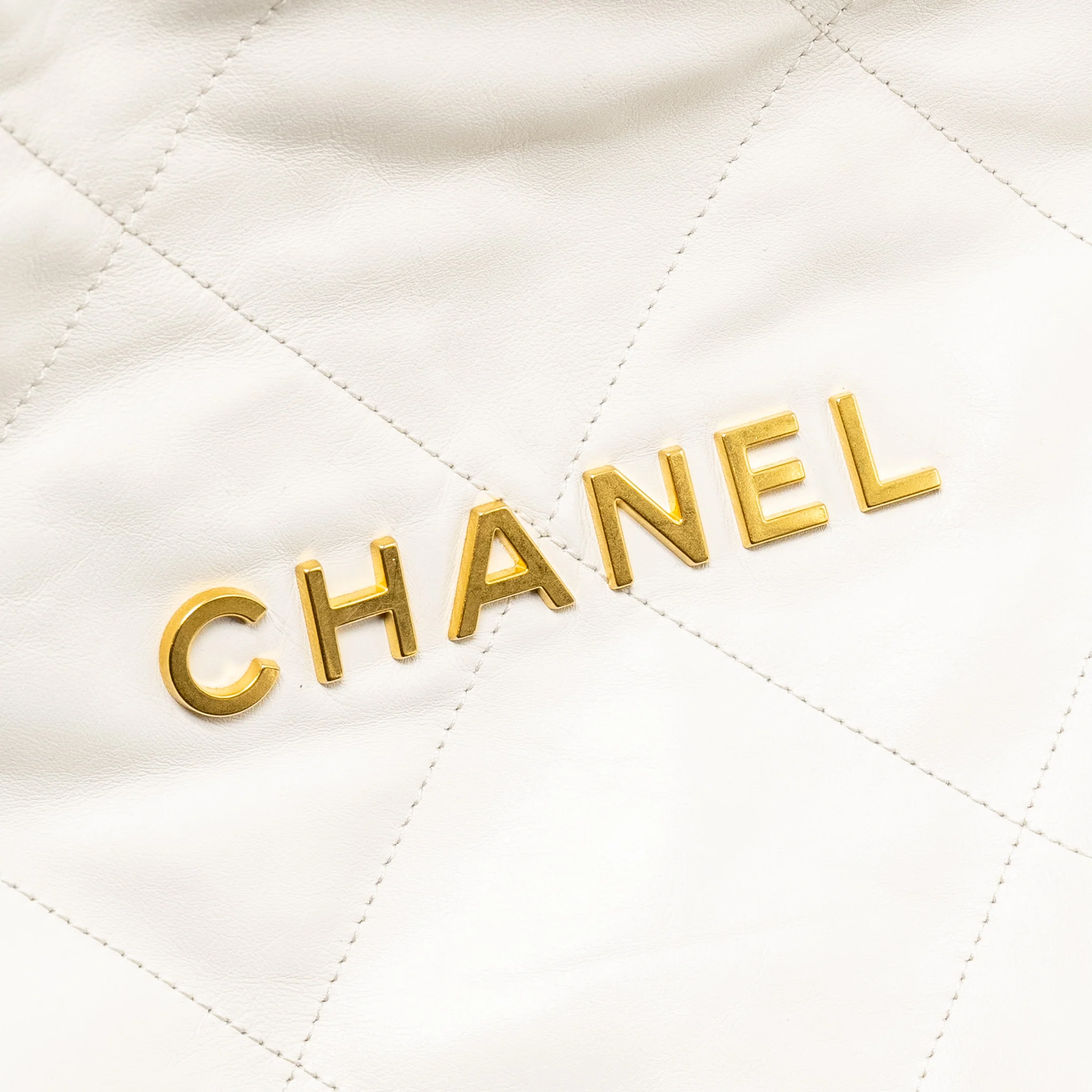 Chanel Medium 22bag calfskin white GHW (microchip) - Image 16