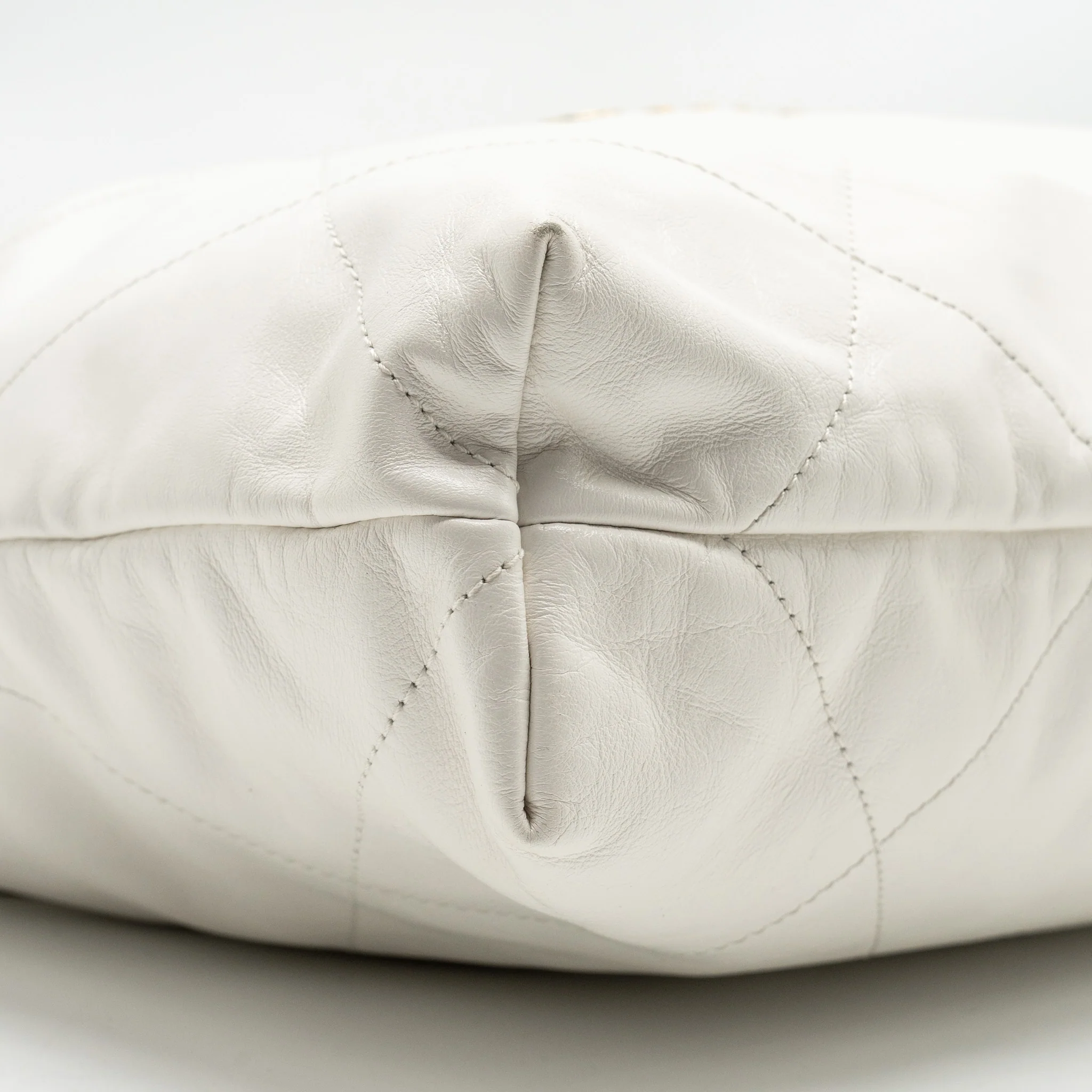 Chanel Medium 22bag calfskin white GHW (microchip) - Image 6