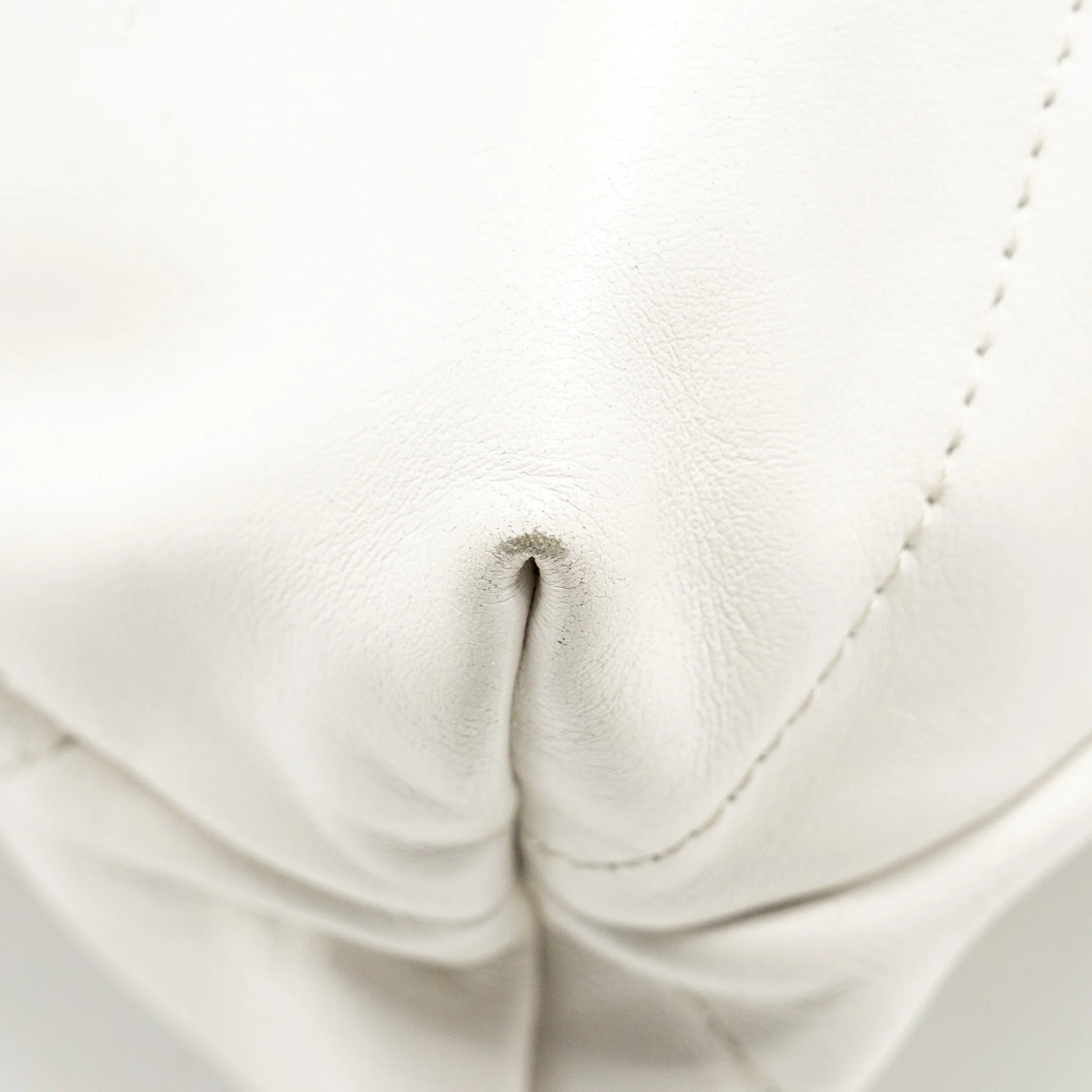 Chanel Medium 22bag calfskin white GHW (microchip) - Image 8