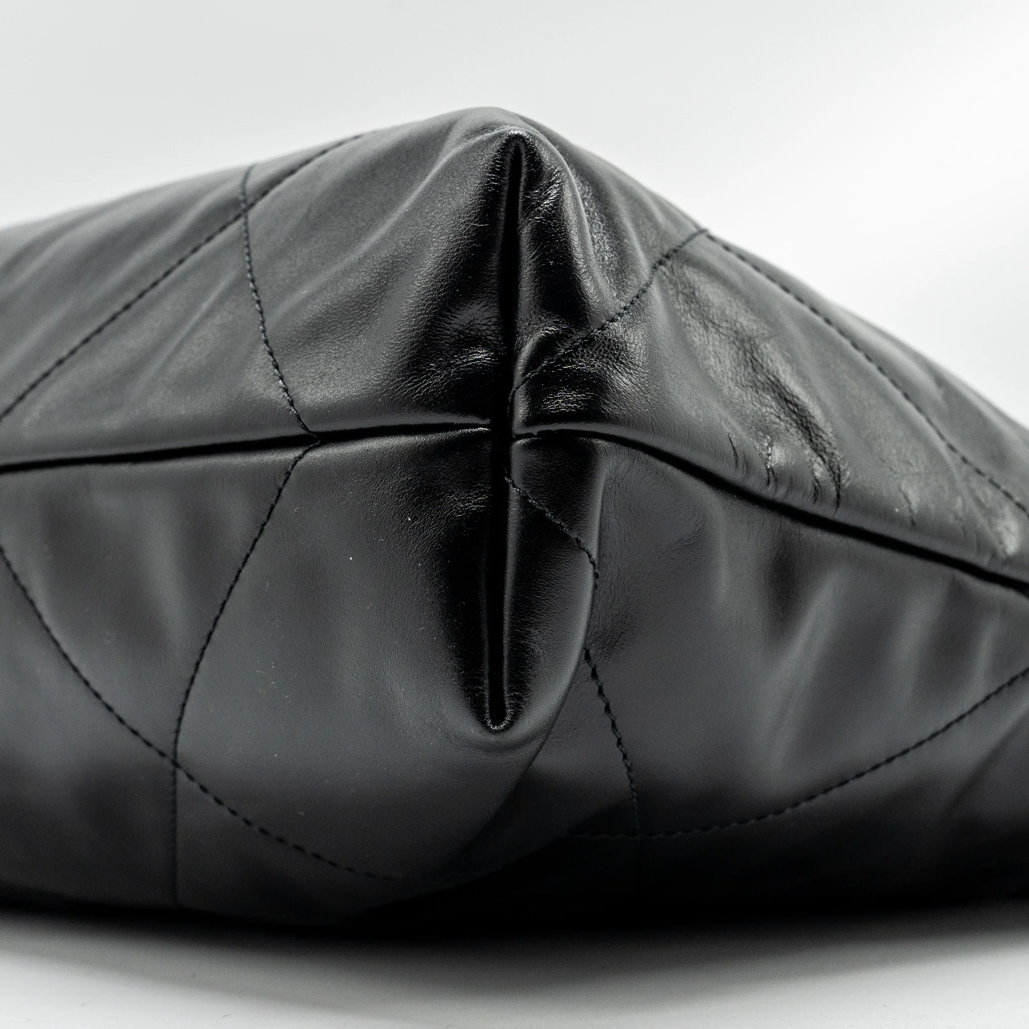 CHANEL medium 22 Bag Shiny Calfskin Black GHW - Image 7