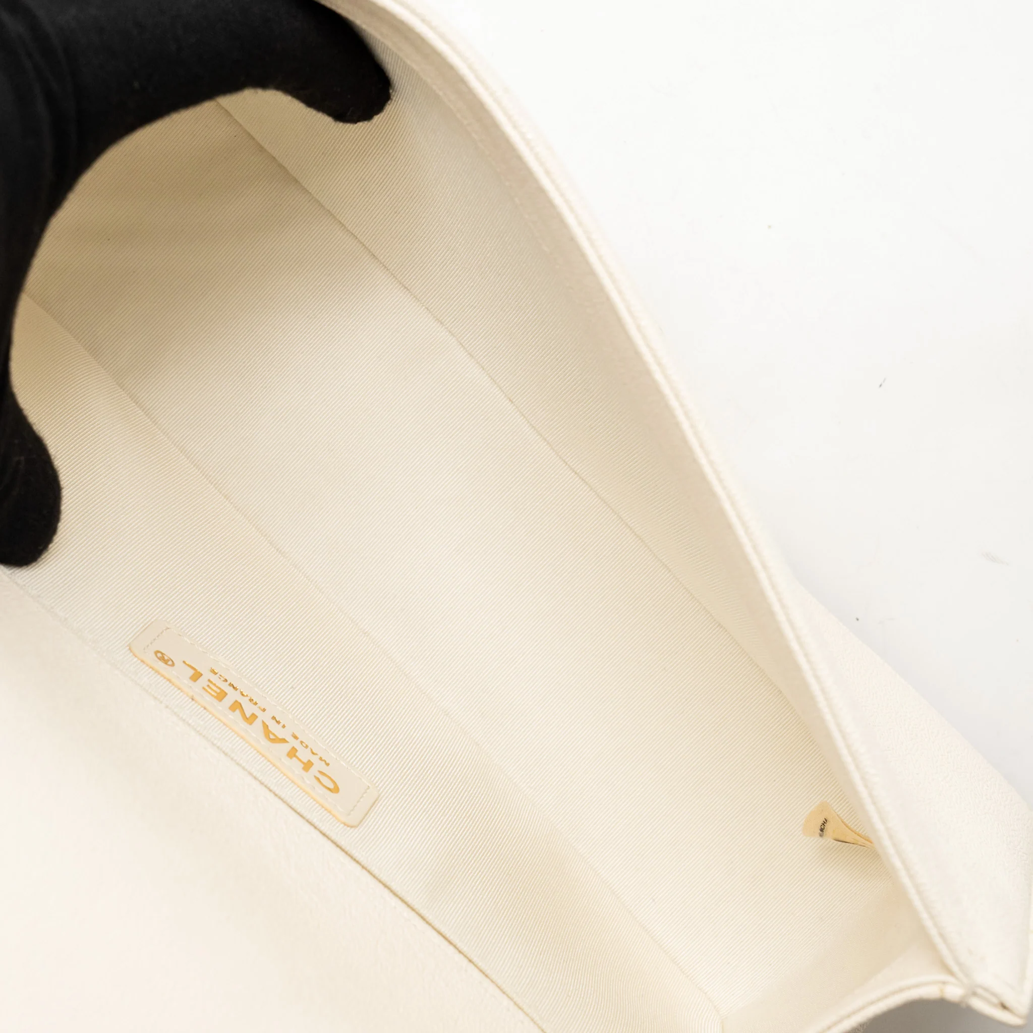 Chanel medium boy bag caviar white LGHW - Image 17
