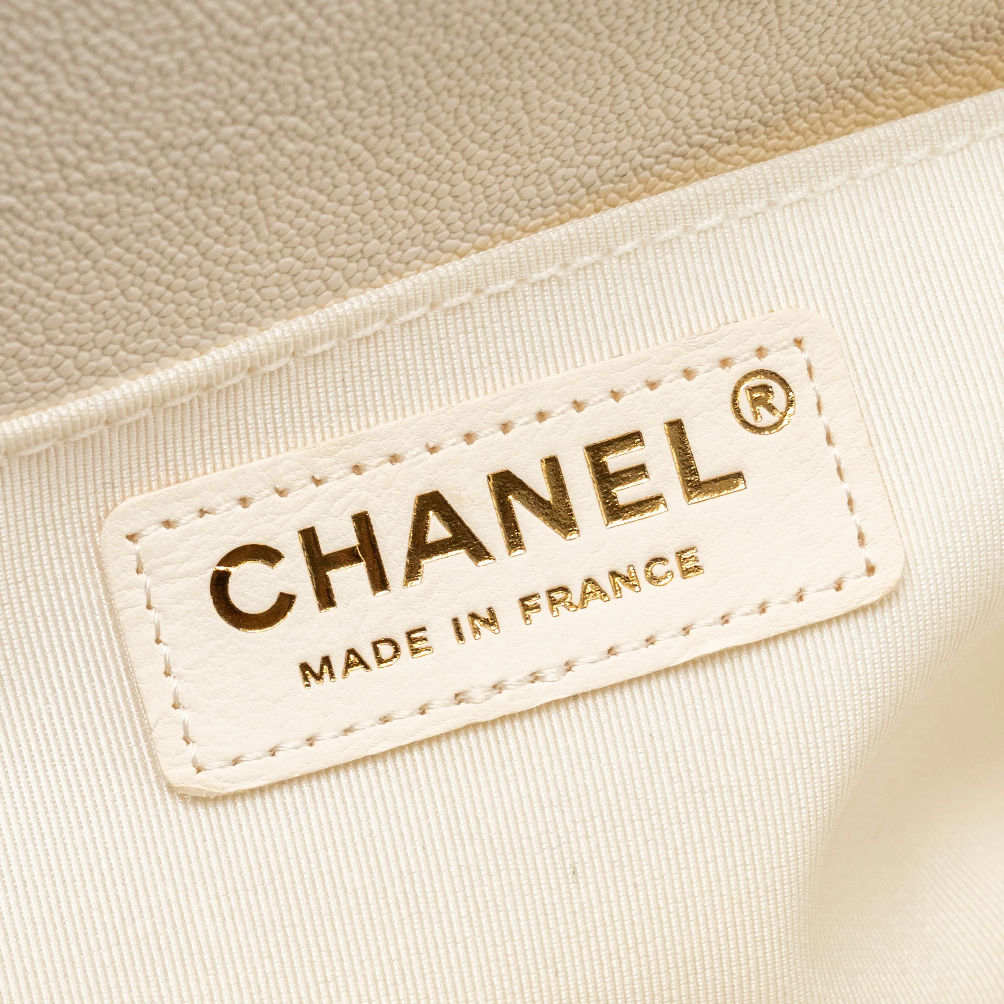 Chanel medium boy bag caviar white LGHW - Image 18