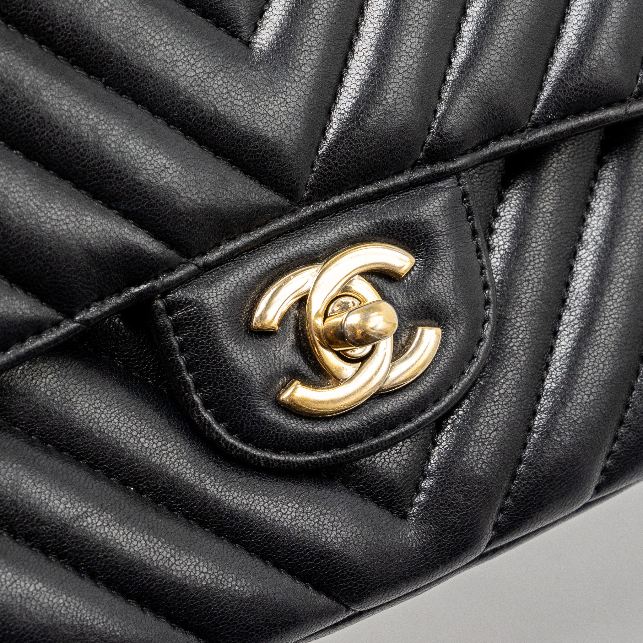Chanel medium Classic Double Flap Bag Chevron Lambskin Black LGHW - Image 12