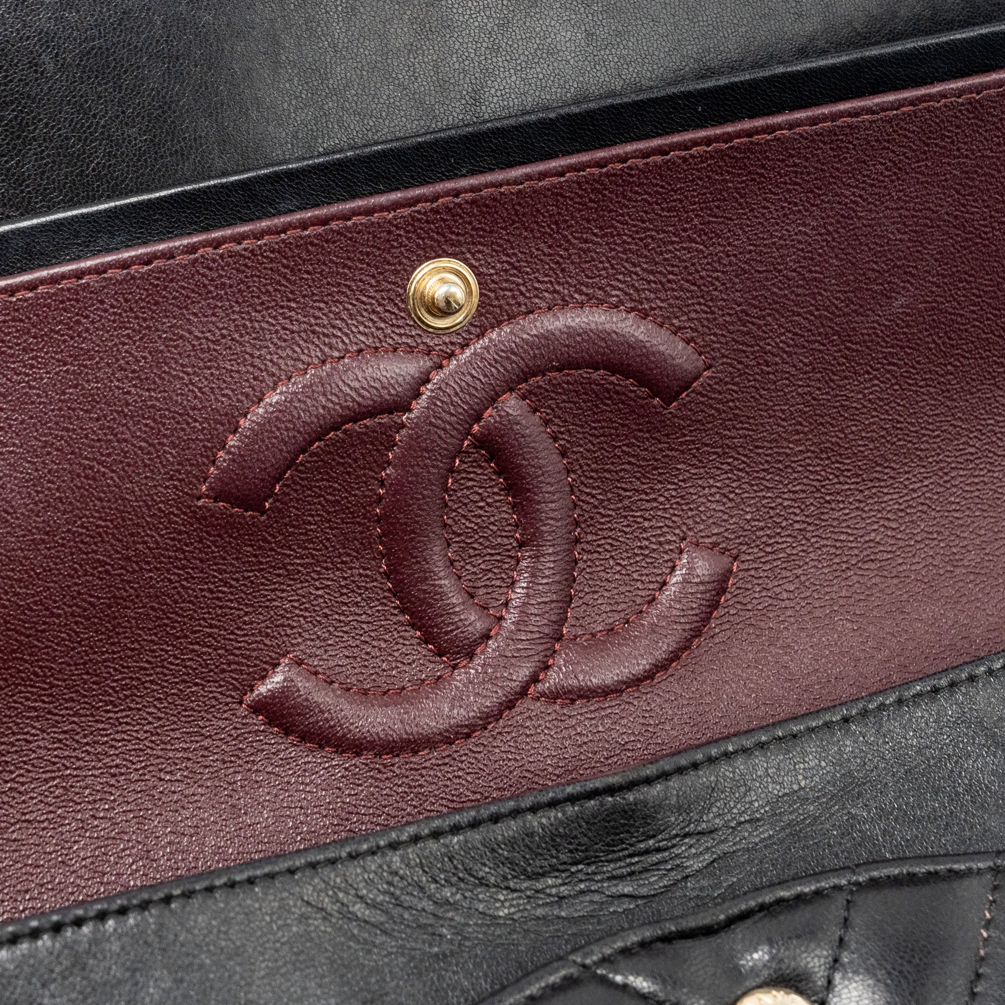 Chanel medium Classic Double Flap Bag Chevron Lambskin Black LGHW - Image 15