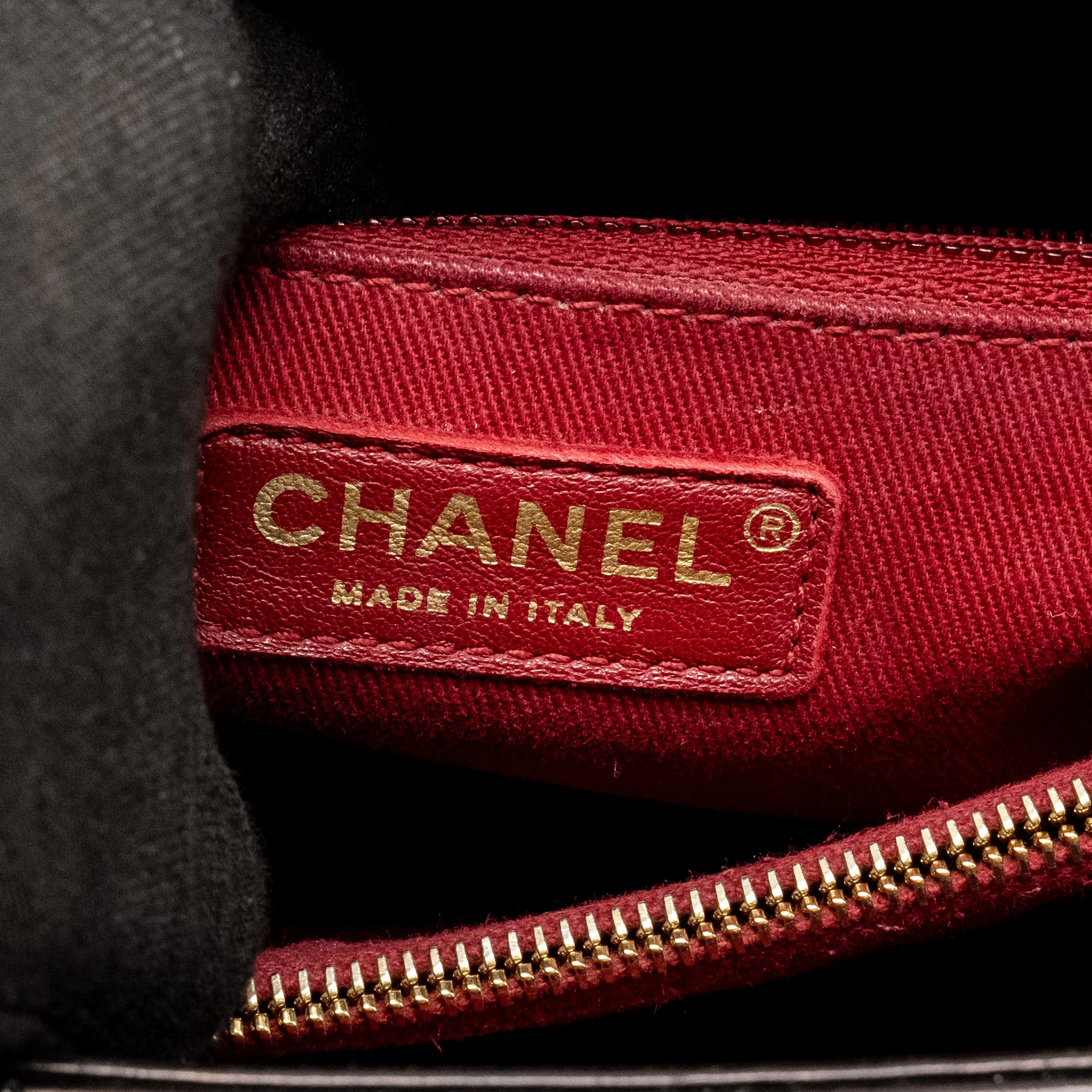 Chanel Medium Coco Handle Chevron Calfskin Black GHW - Image 17
