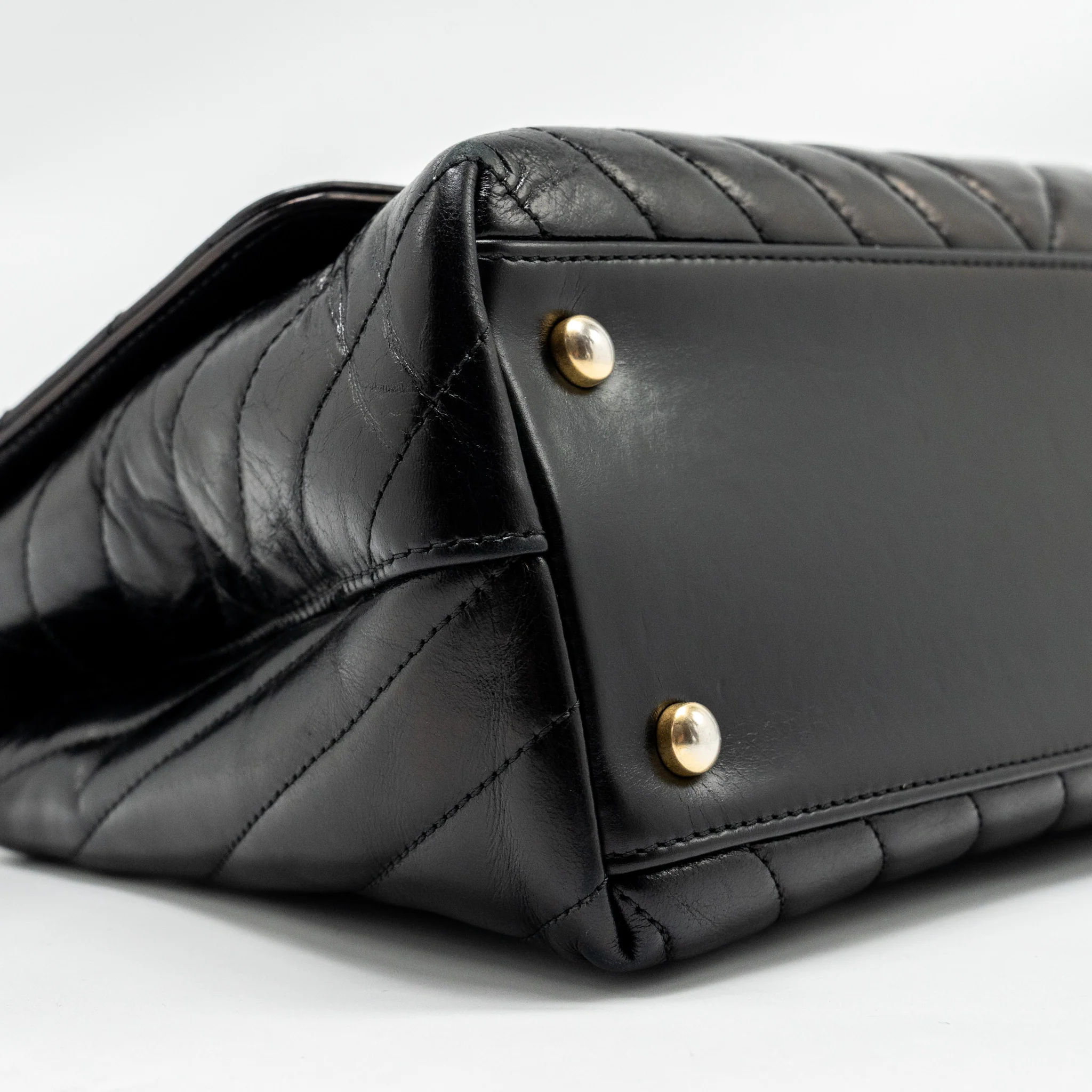 Chanel Medium Coco Handle Chevron Calfskin Black GHW - Image 6