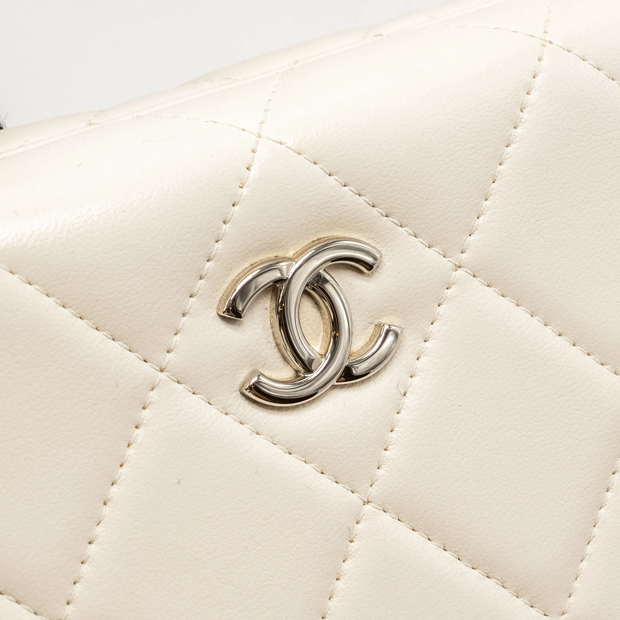 Chanel Metal Bar Clutch Bag Lambskin White SHW - Image 16