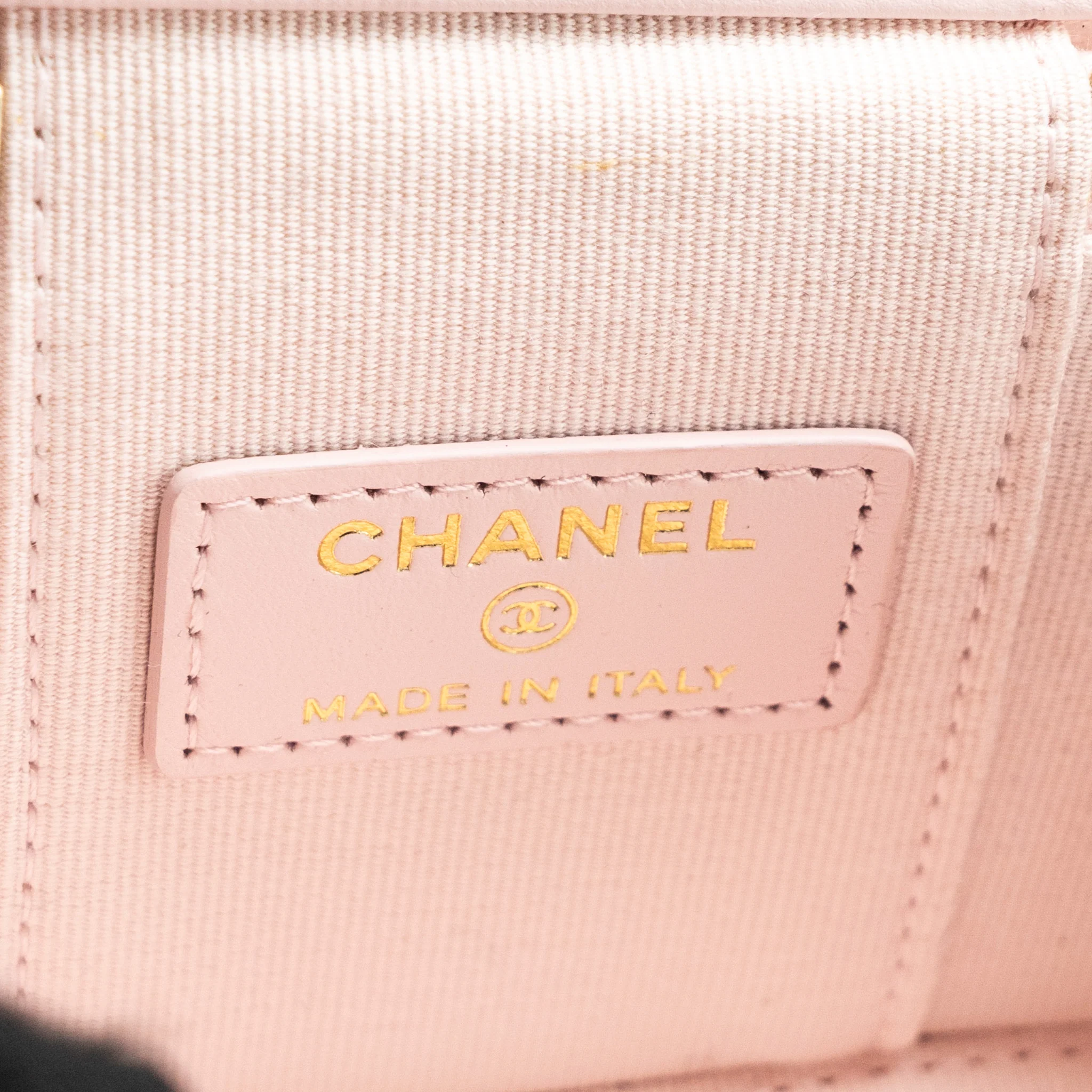 Chanel mini vanity case with giant chain lambskin pink LGHW - Image 10